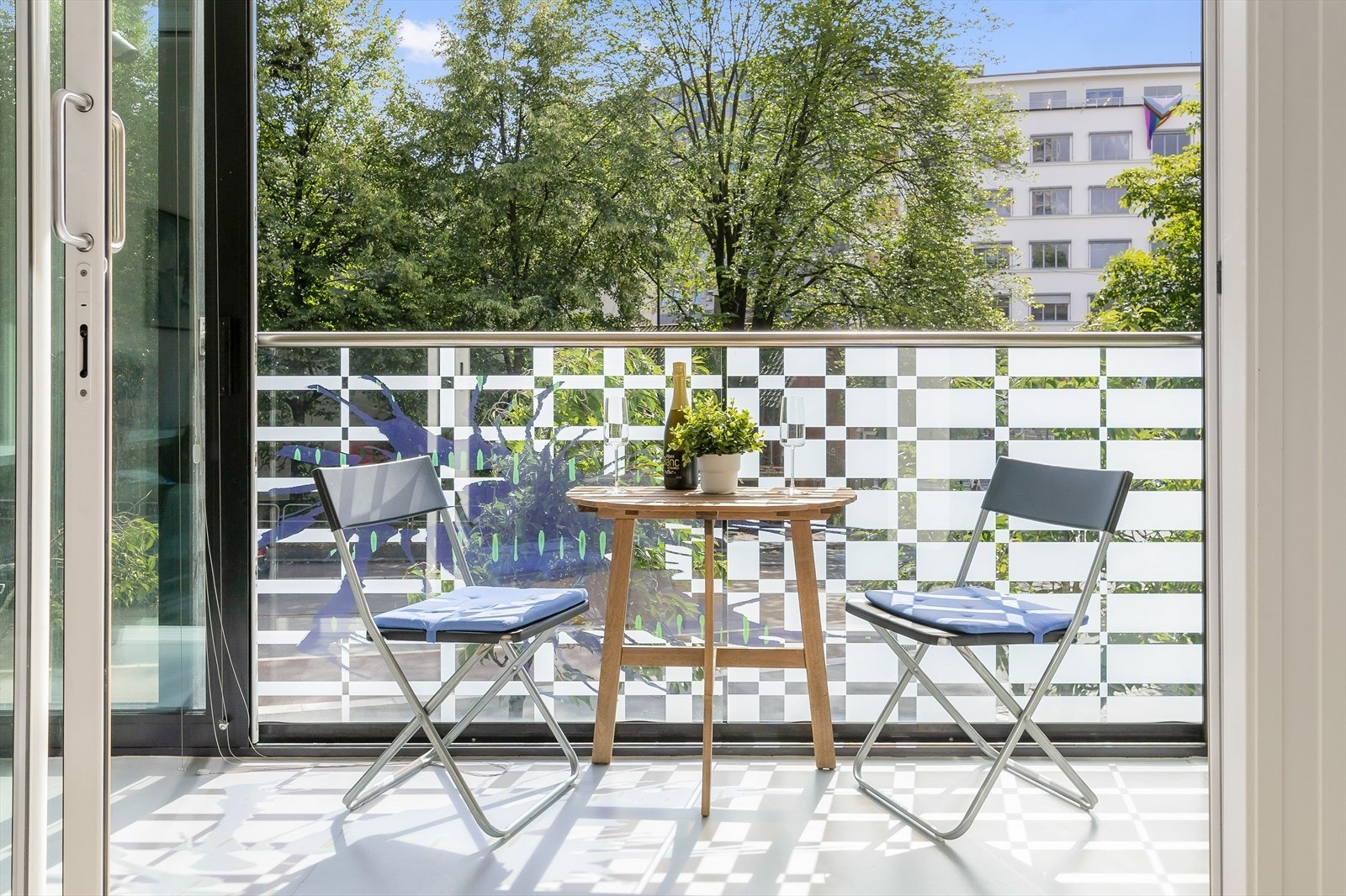 Videre adkomst til en fransk balkong med glassrekkverk. Kunsten på glassfasaden er lagd av Pia Myhrvold. Galleribilde