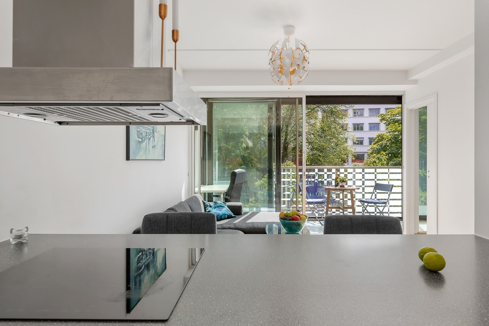 Fra kjøkkenet er det koselig utsikt ut mot Helga Helgesens plass. Galleribilde