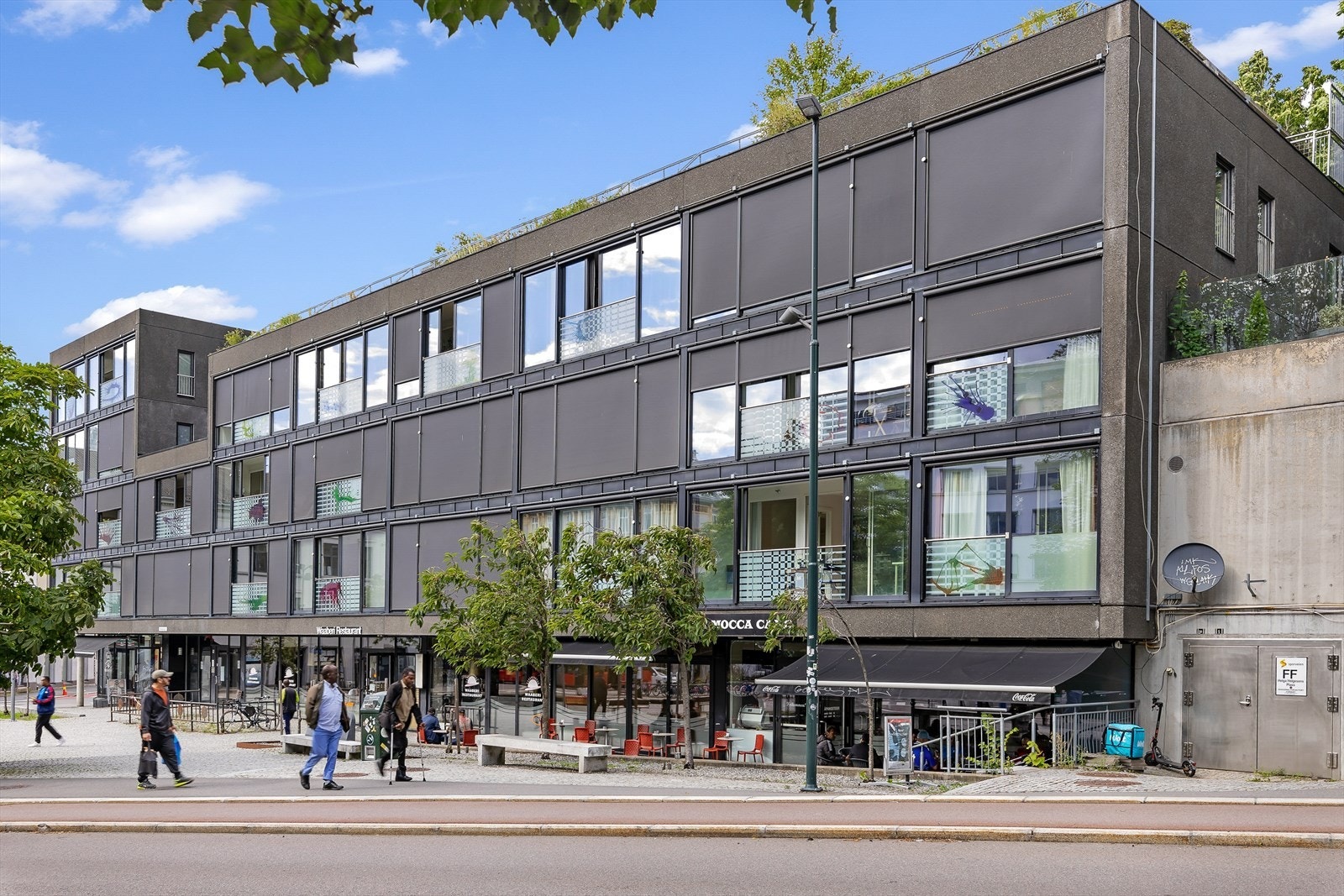 I blokkens 1. etasje ligger det en hyggelig café, restaurant og en frisørsalong. Velkommen til en hyggelig visning! Galleribilde