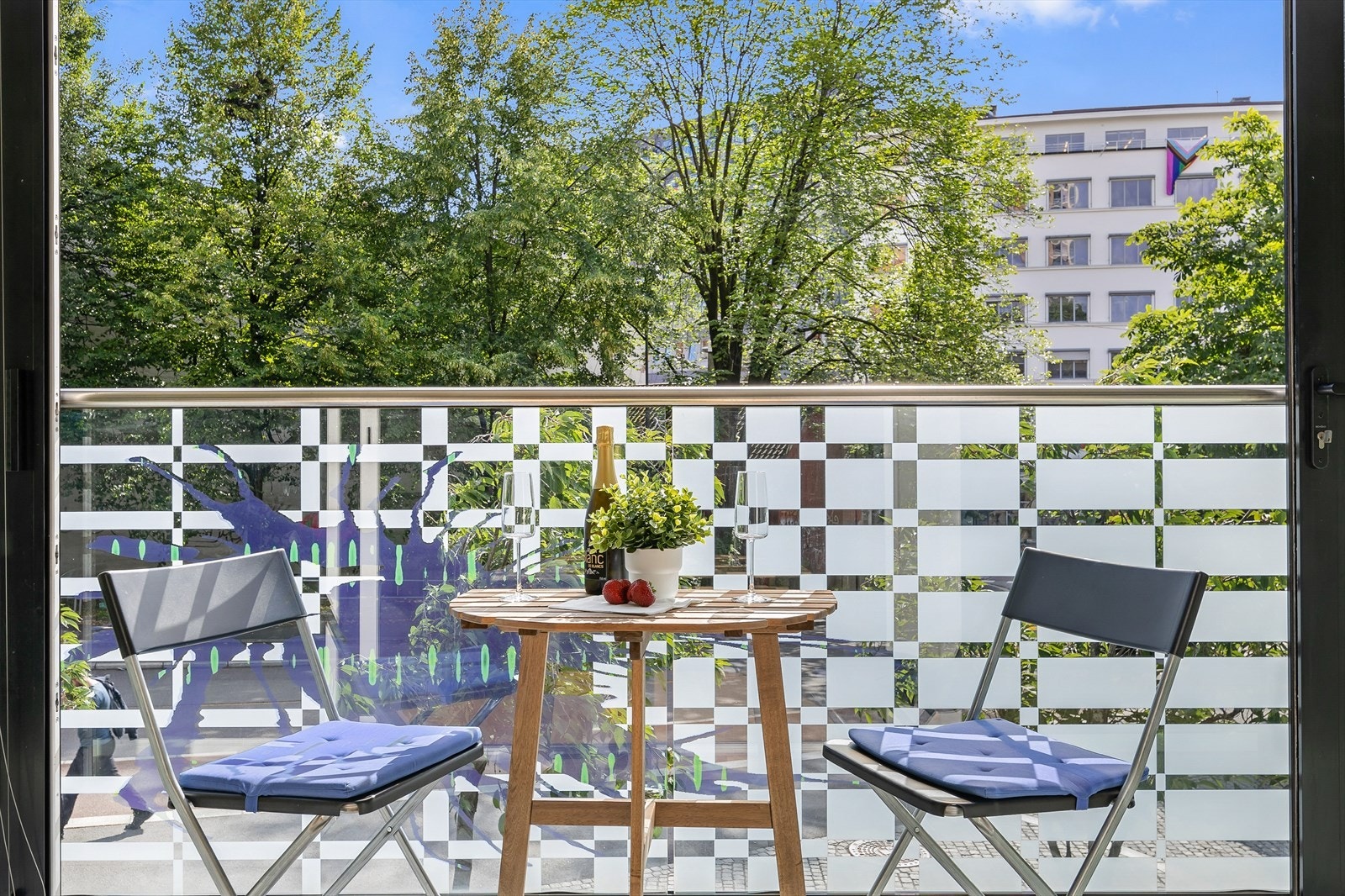 Fra vinterhagen har du frodig utsyn samtidig som du sitter sentralt på Grønland. Galleribilde