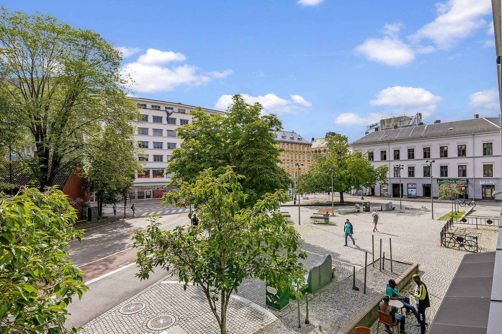 Utsikt fra vinterhagen utover Helga Helgesens plass. Galleribilde