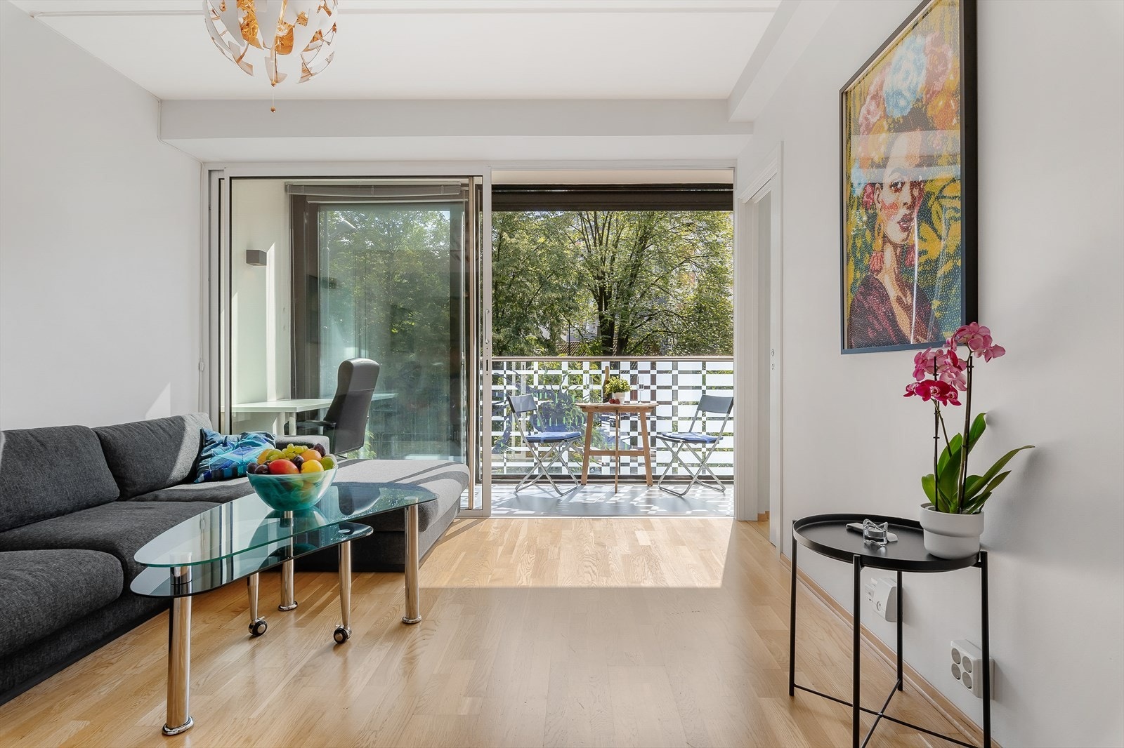 Leiligheten er lys og har store vindusoverflater som slipper inn godt med naturlig lys. Galleribilde