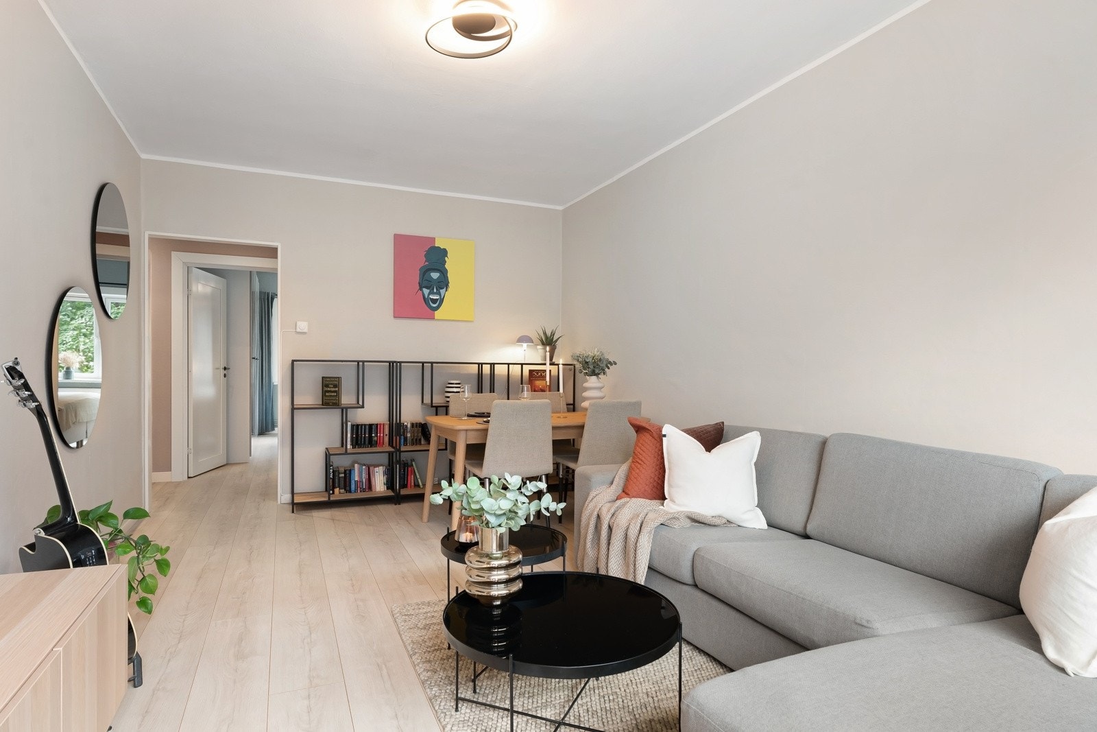 Harmonerende overflater danner en luftig atmosfære som understrekes av takhøyde på ca. 2,65 meter. Galleribilde