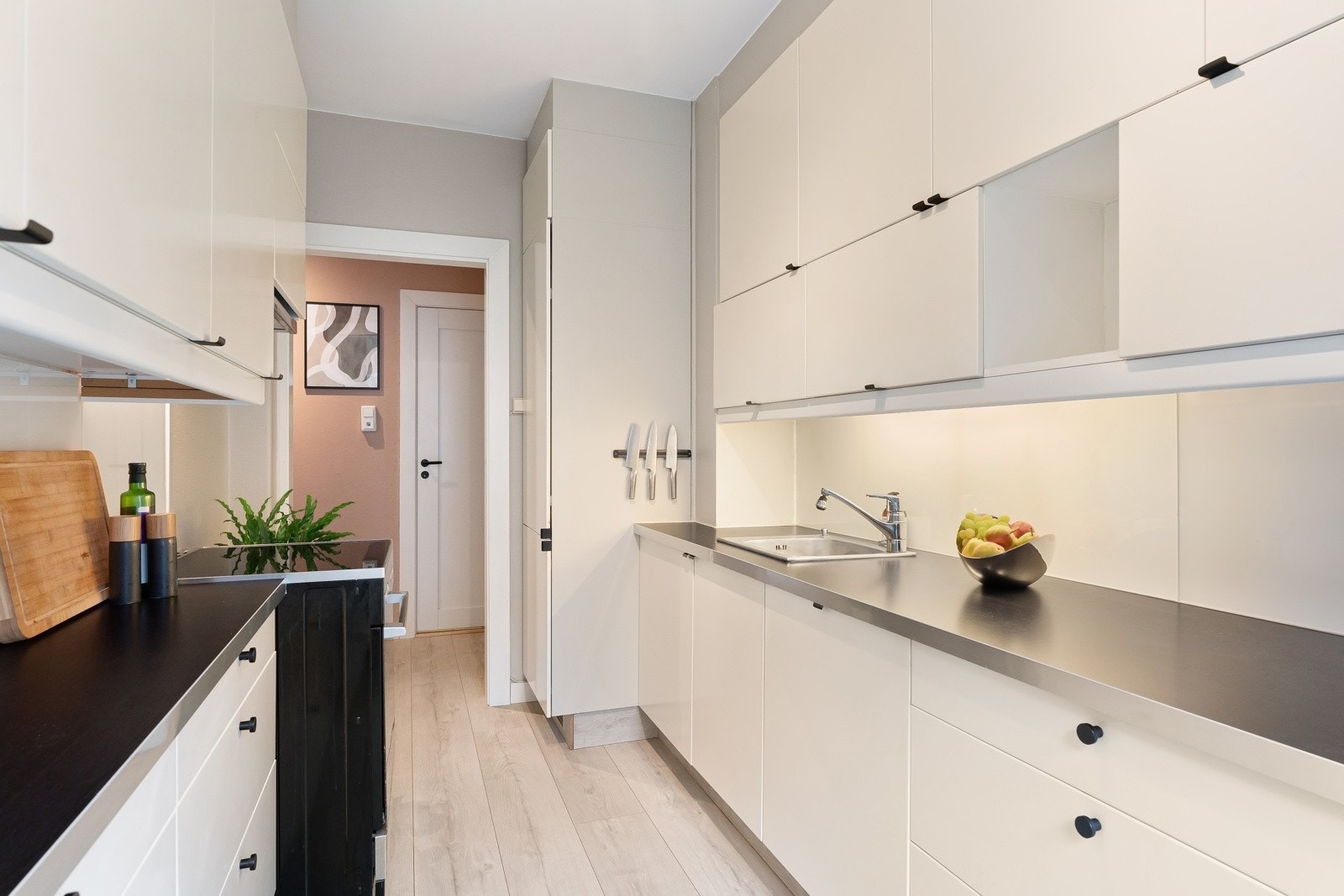 Spotbelysning i taket og god benkebelysning gir en ekstra lys og trivelig arbeidssone. Kjøkkenet har en integrert Electrolux-oppvaskmaskin fra 2024, kjøl/frys og en flott Blomberg-komfyr fra 2019 med kullfilterventilator over. Galleribilde