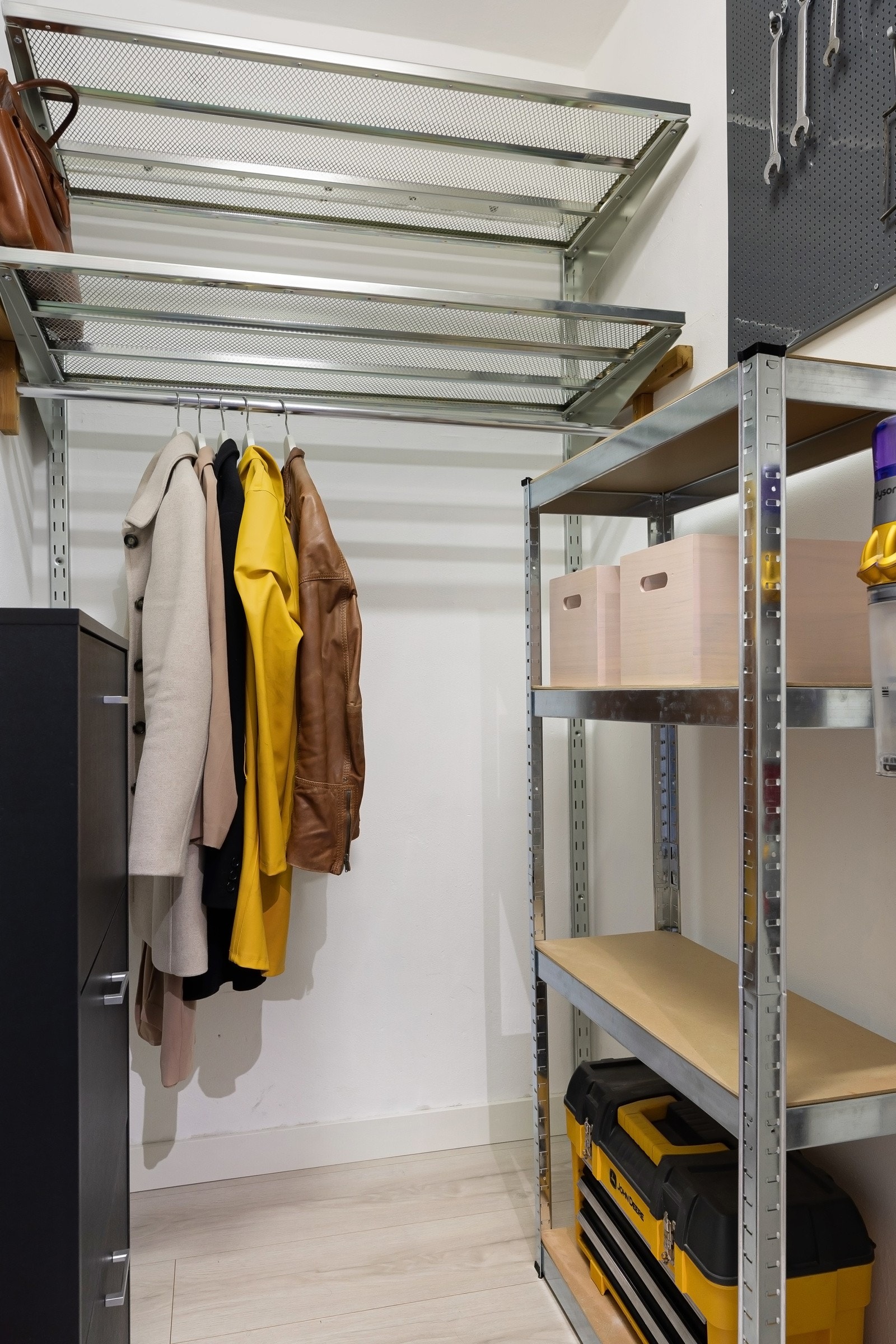 Omkledningsrommet tilknyttet entréen er smart innredet med hyllesystem i stål og har plass til reoler eller skap. Galleribilde