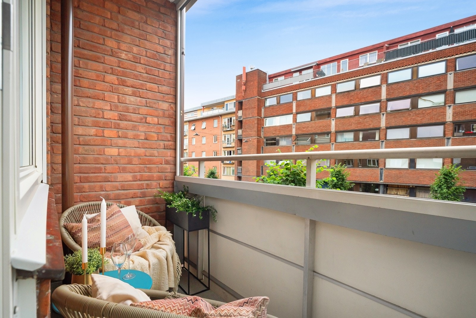 Leiligheten ligger i andre etasje og har gjennomgående planløsning. Fra stuen er det utgang til en inntrukket balkong på ca. 3,5 kvm, solrikt vendt mot vest/nordvest. Gaten utenfor balkongen er opparbeidet med en allé av trær - grønt og trivelig. Galleribilde