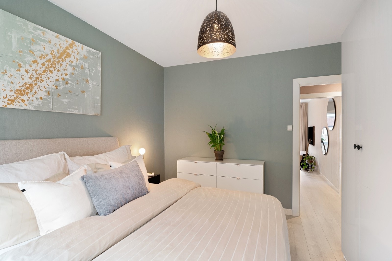 Her er det godt med skapplass til klær, sko og utstyr. Det er også et omkledningsrom i entreen rett utenfor. Galleribilde