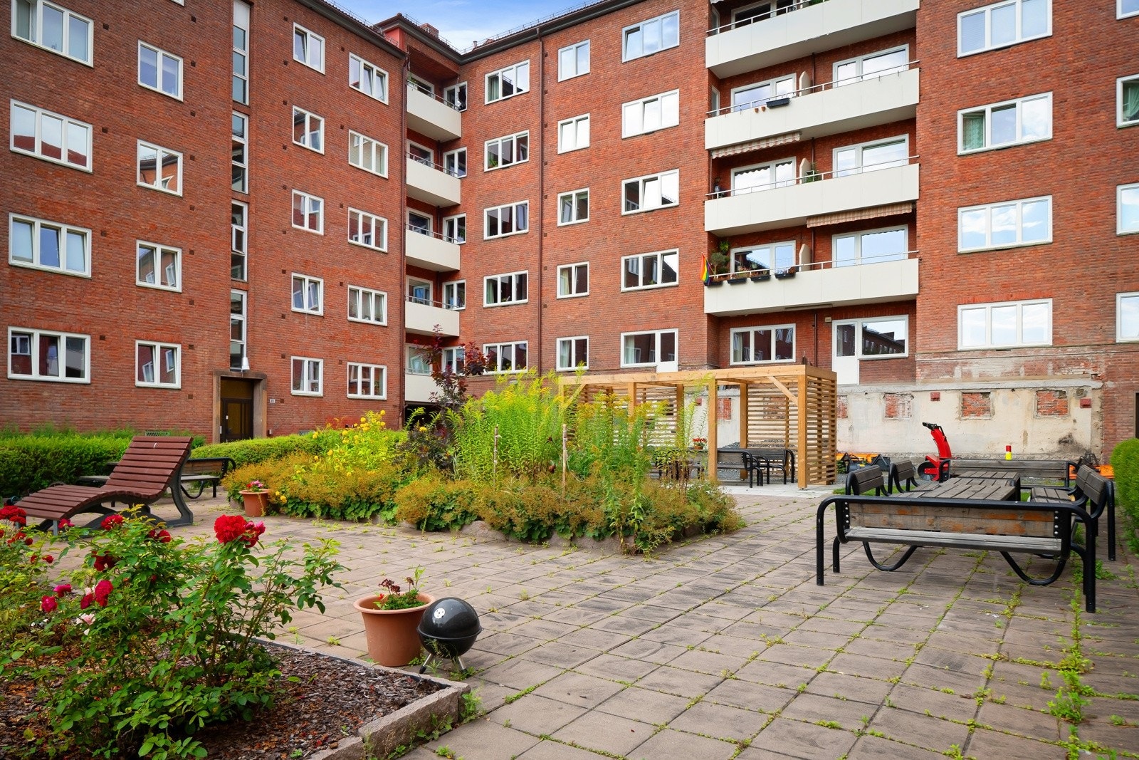 Terrasse med pergola og sittegrupper. Galleribilde