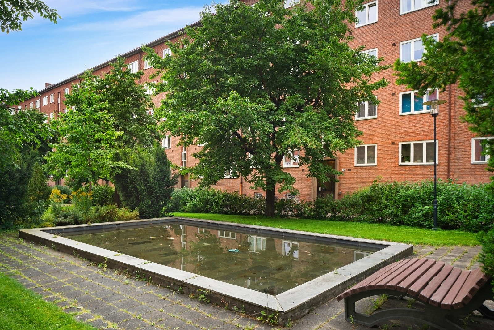 En stor fontene gir et stemningsfullt vannspeil, og det er laget terrasse med pergola og sittegrupper. Det hele holdes vedlike av vaktmester. Borettslaget har velferdslokale tilgjengelig for lån, samt hobbyrom og felles vaskekjeller. Galleribilde
