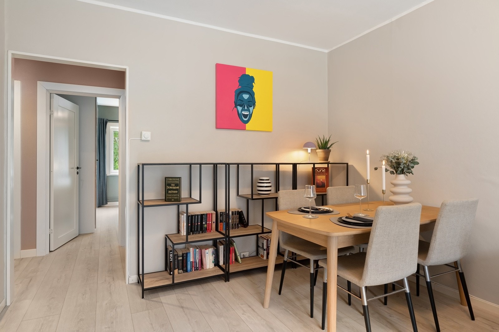 Rommet har lysbeige veggflater, lyst, enstavs laminatgulv og hvitmalt, listefri himling. Galleribilde