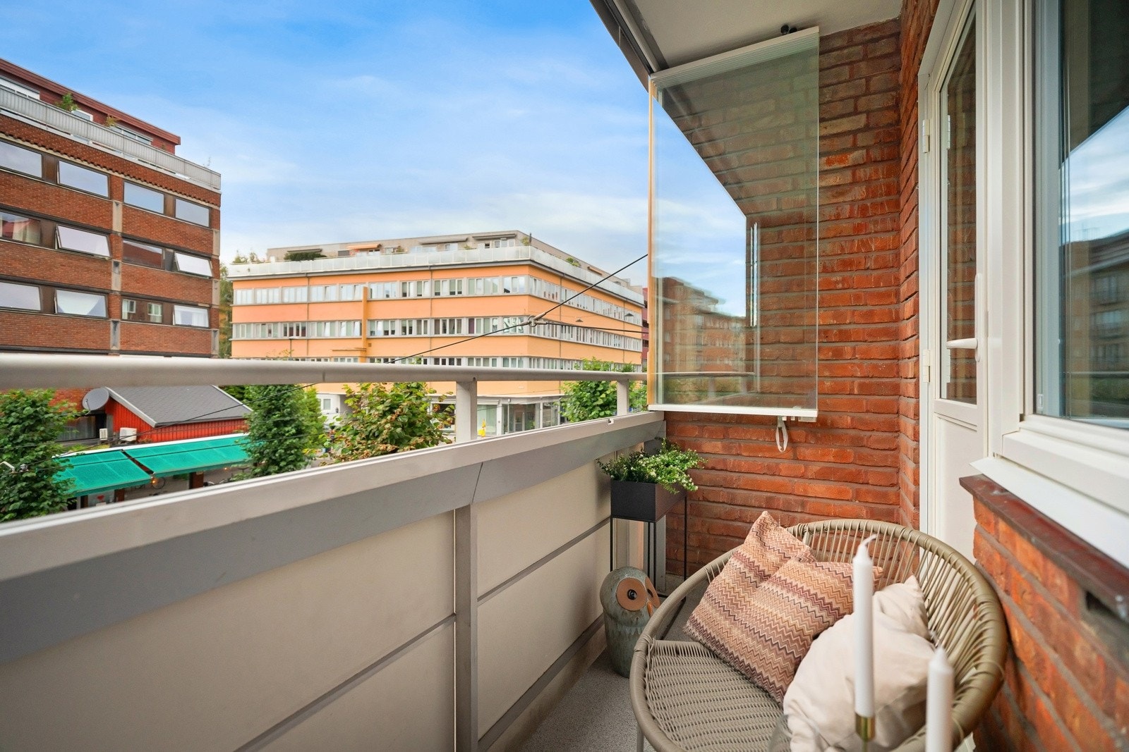 Balkongen har innglassing som ble montert på 2000-tallet, og som kan skyves til side på varme sommerdager for en åpen og luftig følelse. I 2018 ble det byttet vinduer og balkongdør i leiligheten. Galleribilde