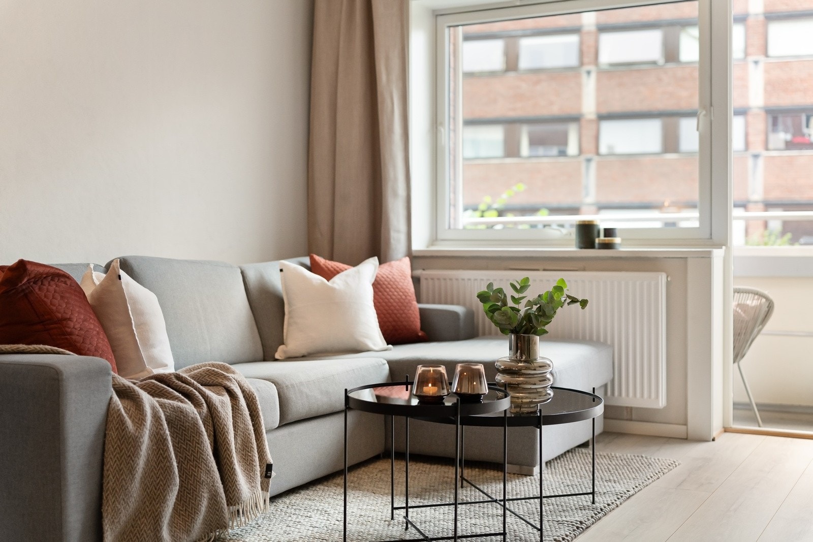 Stuen er lys og tiltalende med gode vindusflater og balkongdør vendt mot vest. Galleribilde