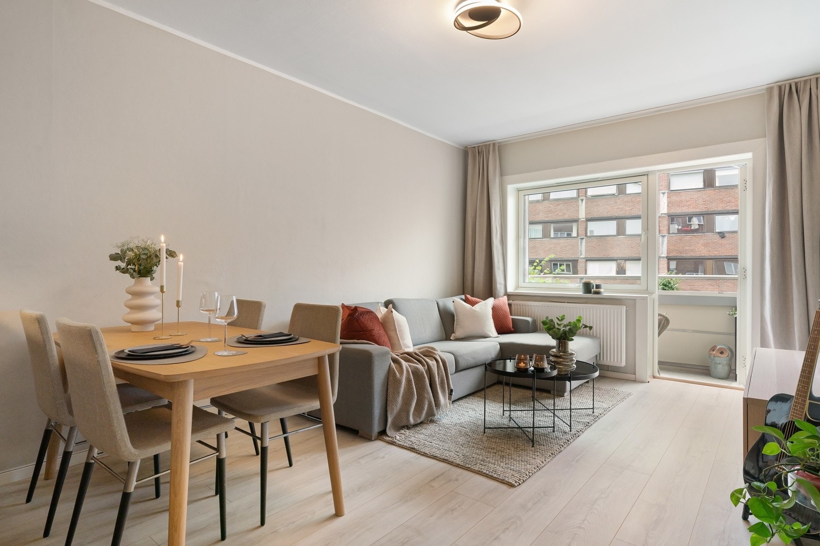 Stuens fine areal gir plass til både tv-lounge, spisebord og et sosialt liv. Galleribilde