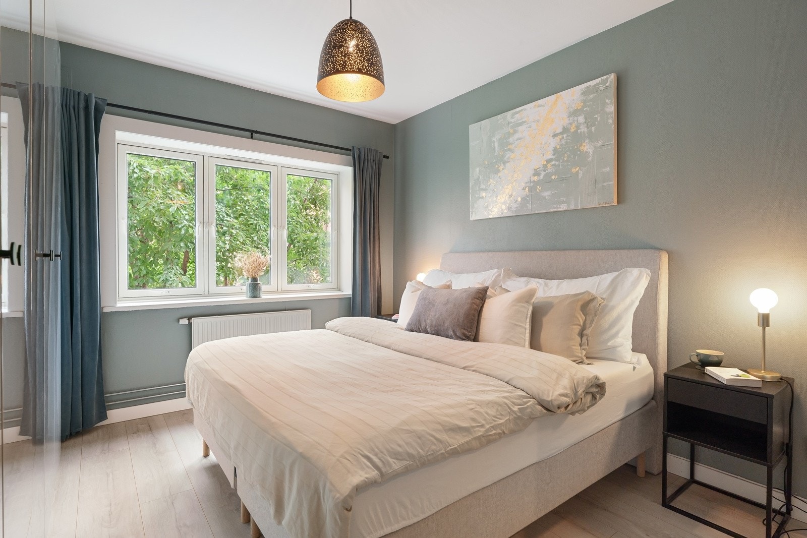 Soverommet har et stort, trefags vindu mot idyllisk bakgård, og en romslig størrelse med god plass til både dobbeltseng, nattbord og kommode eller lignende. Gulvet er i enstavs laminat, veggene er malt i en delikat minttone og himlingen er listefri. Galleribilde