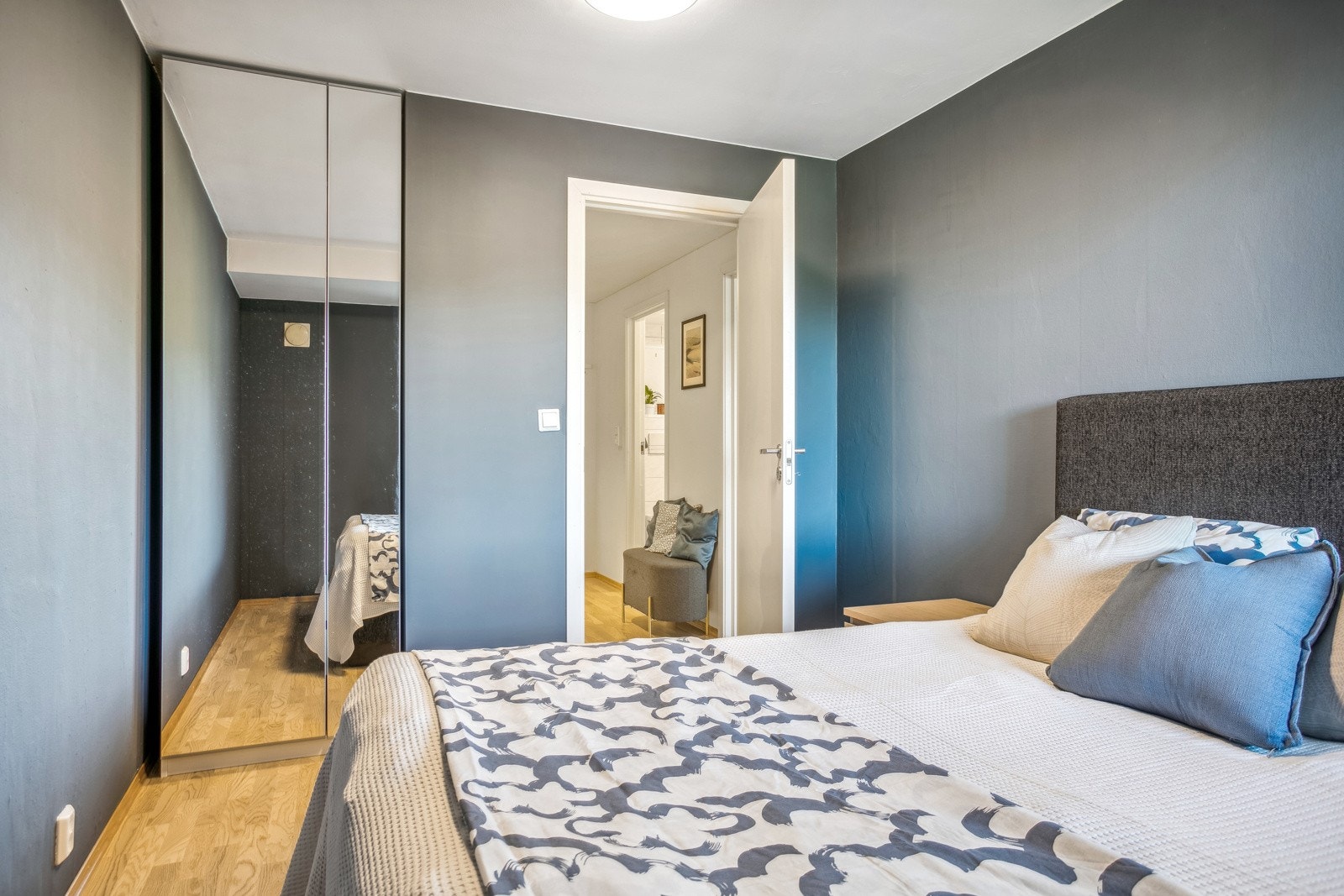 Soverom med skap Galleribilde