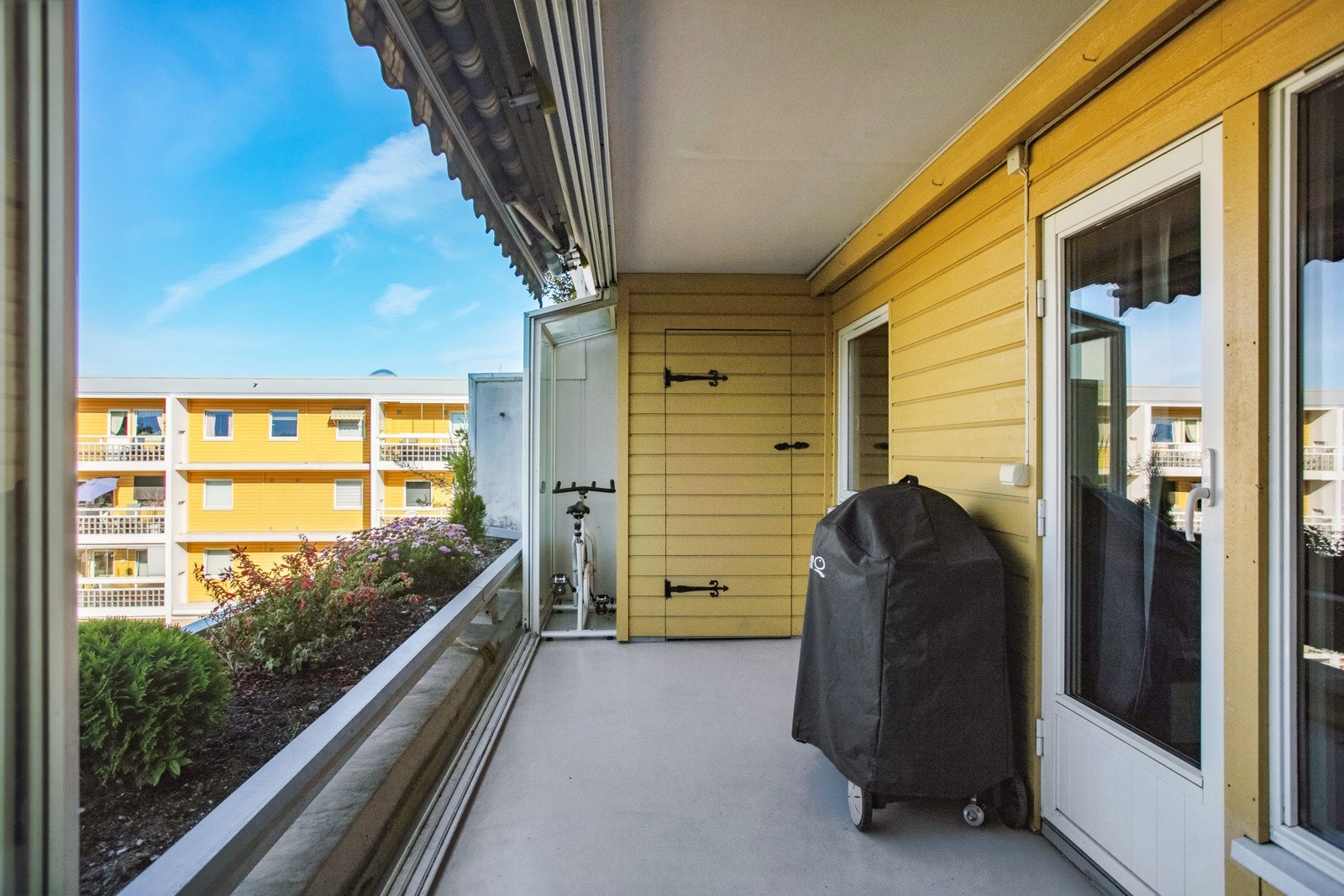 På balkongen er det en utvendig bod som gir godt med oppbevaring Galleribilde