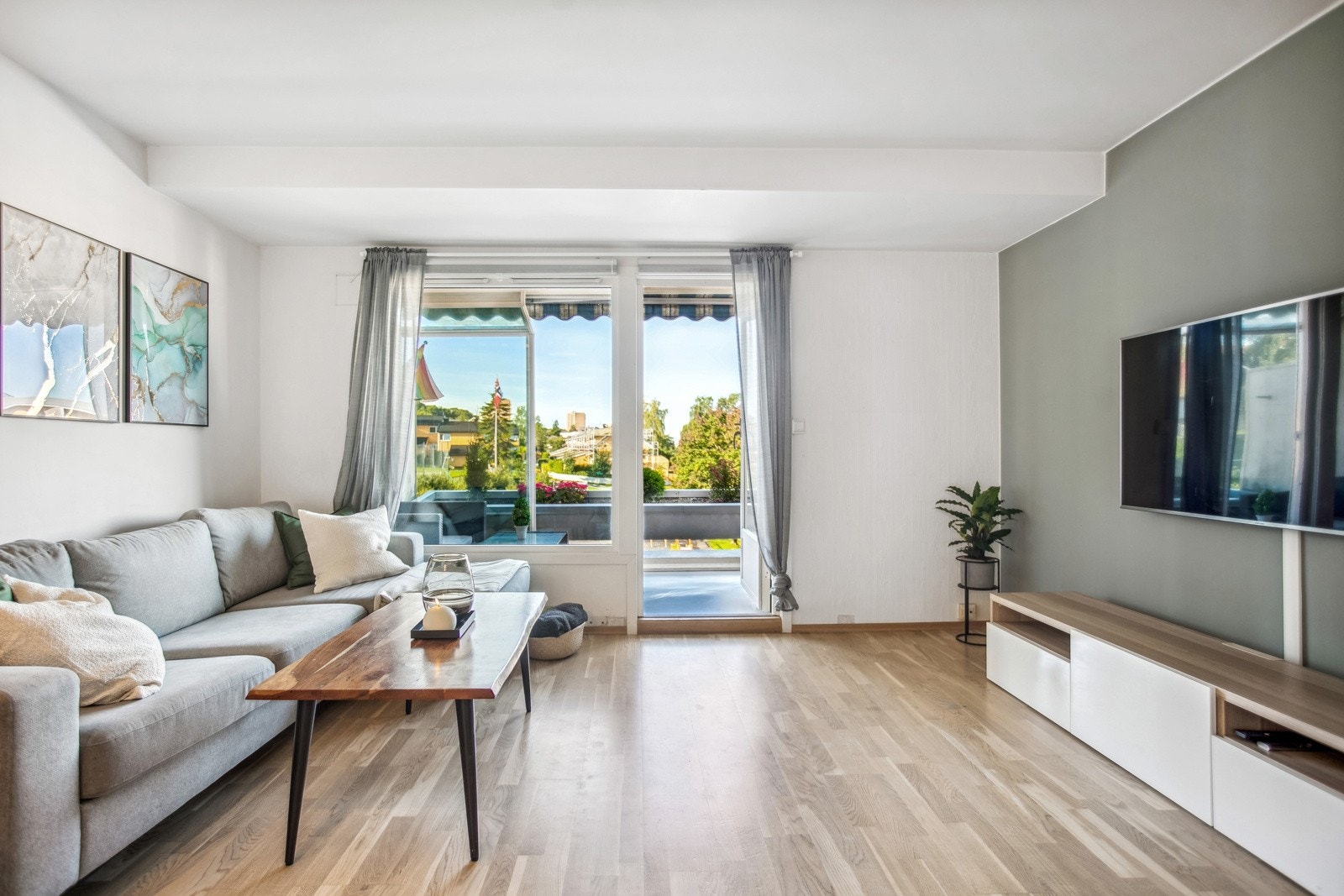 Stuen er lys og romslig Galleribilde