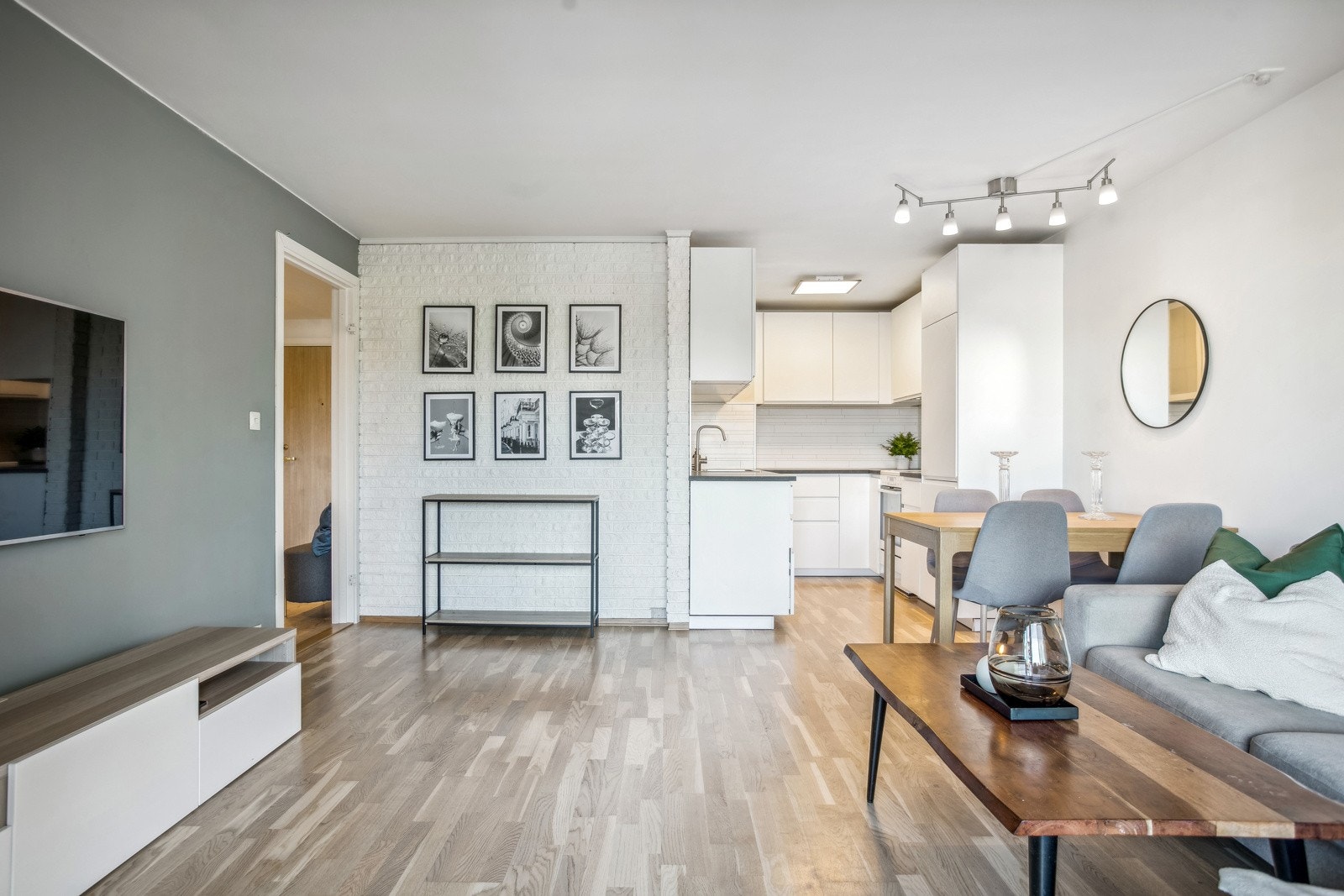 Effektiv bruk av plassen i stuen gir mange muligheter for innredning. Galleribilde