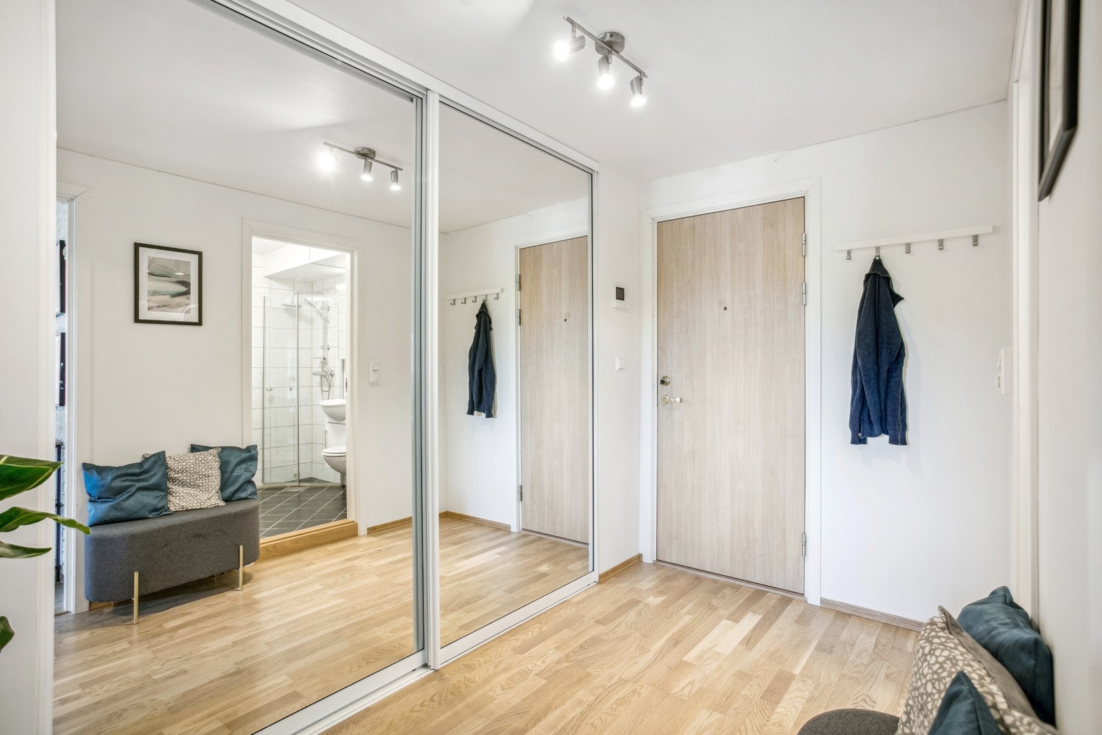 Entreen er utstyrt med en skyvedørsgarderobe som tilbyr utmerket organisering og rikelig med oppbevaringsplass. Galleribilde