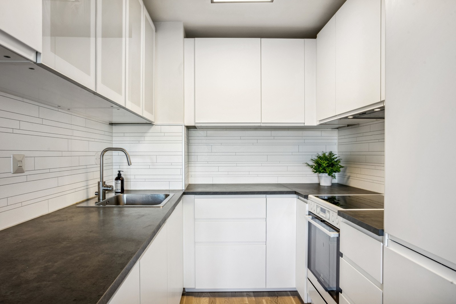 Kjøkket er fra 2018 å fremstår moderne og lyst Galleribilde