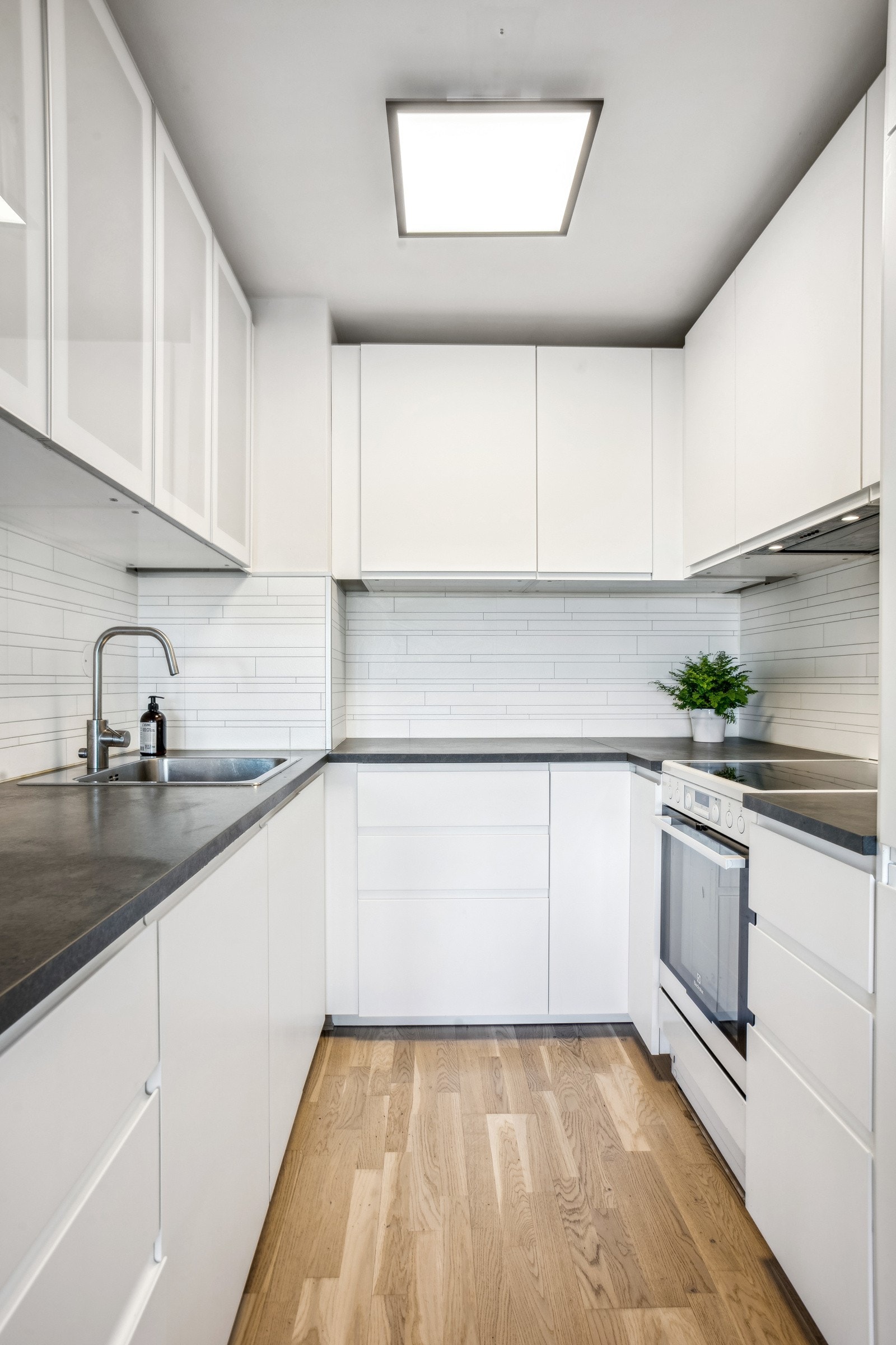 På Kjøkket er det godt med skap og bekeplass. Galleribilde