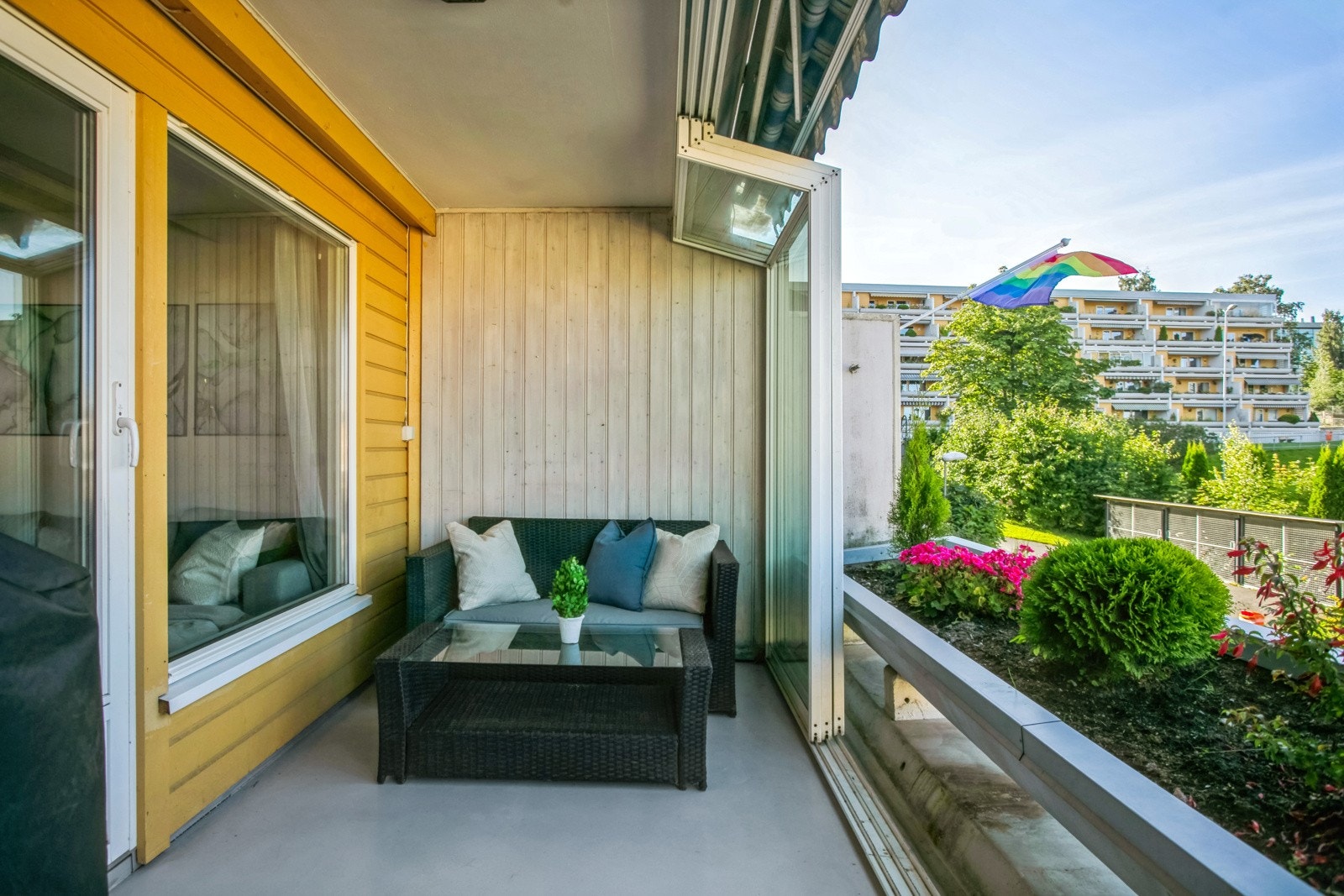 Denne innbydende terrassebalkongen har rikelig med plass til en sittegruppe. Galleribilde