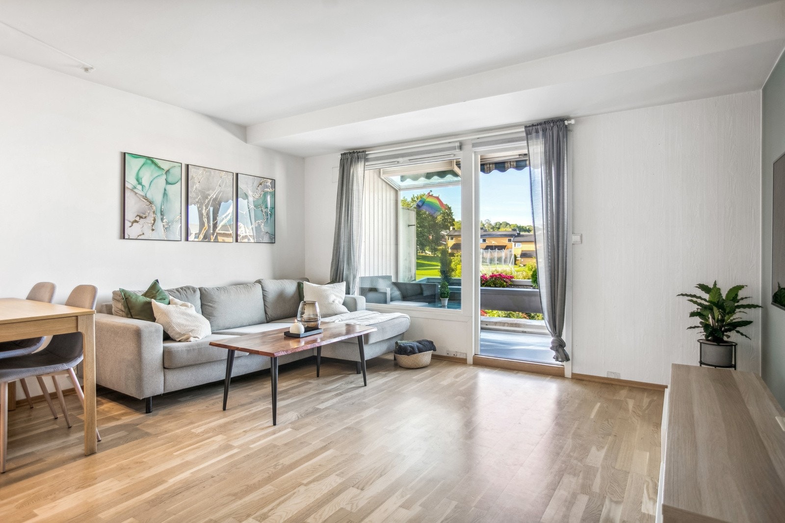 Fra stuen er det direkte utgang til balkongen. Galleribilde