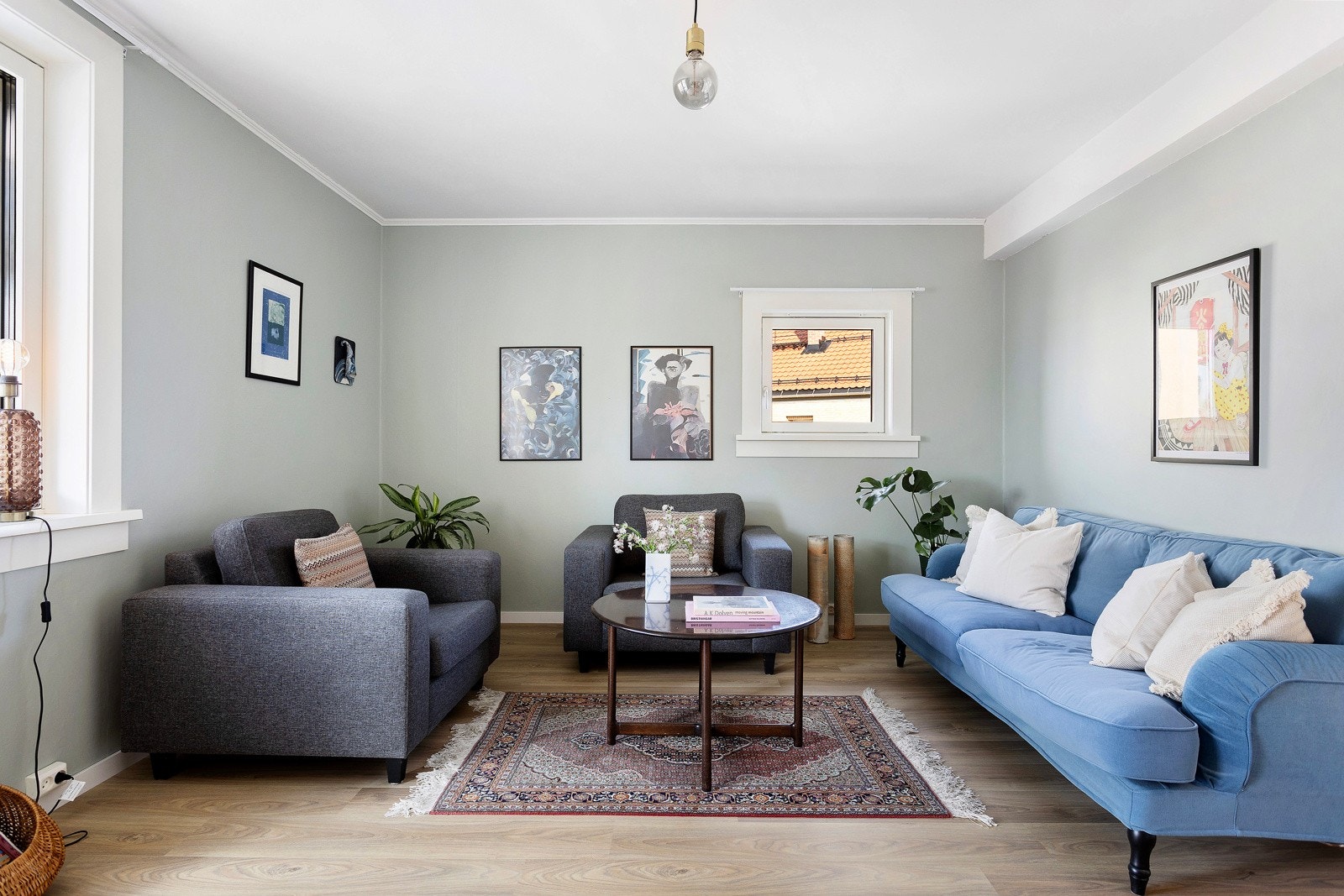 Lys stue med god plass for møblering. Galleribilde