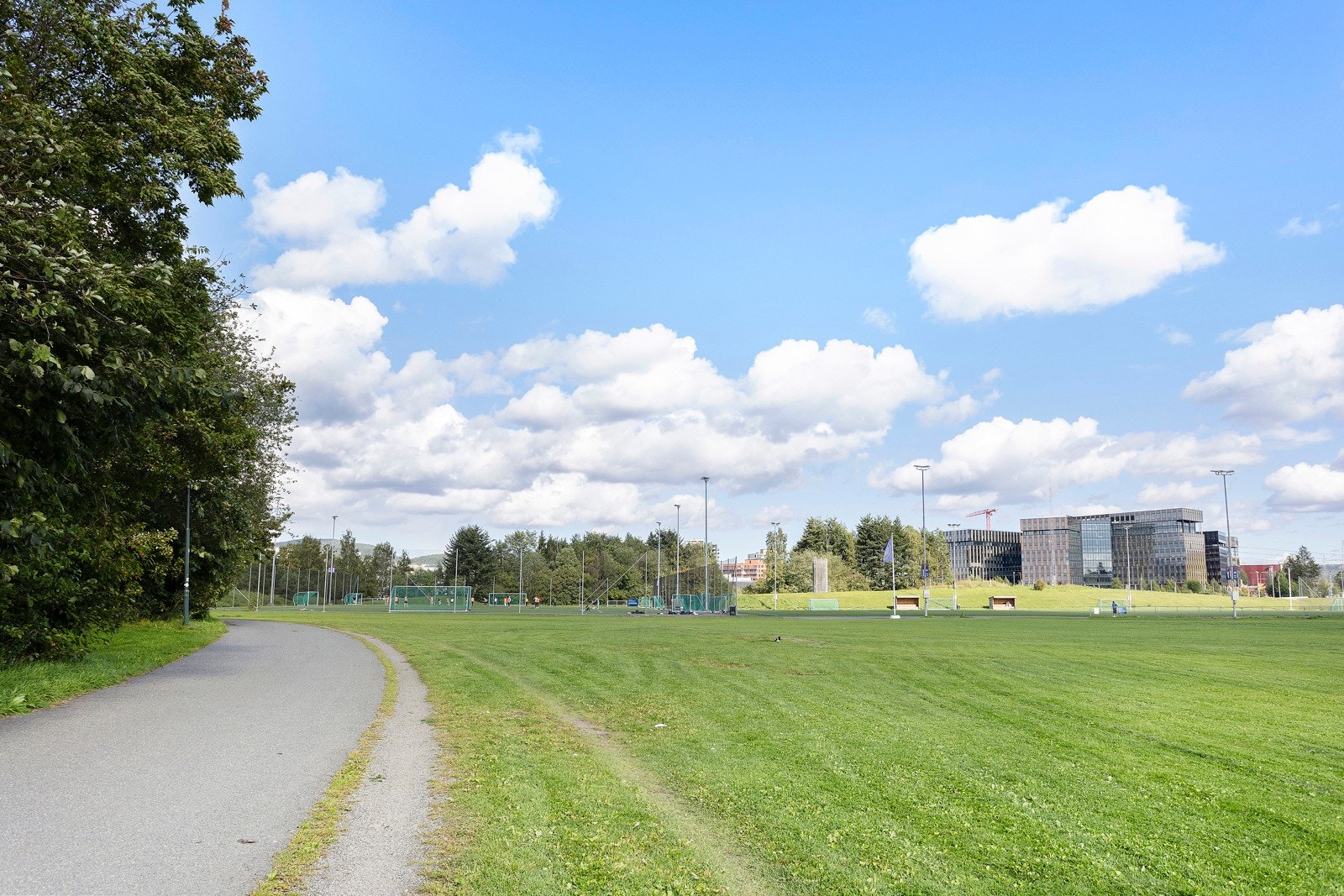 Nærmeste nabo er Hovin park. Her finner du flere kunsgressbaner samt nydelige Hovindammen. Galleribilde