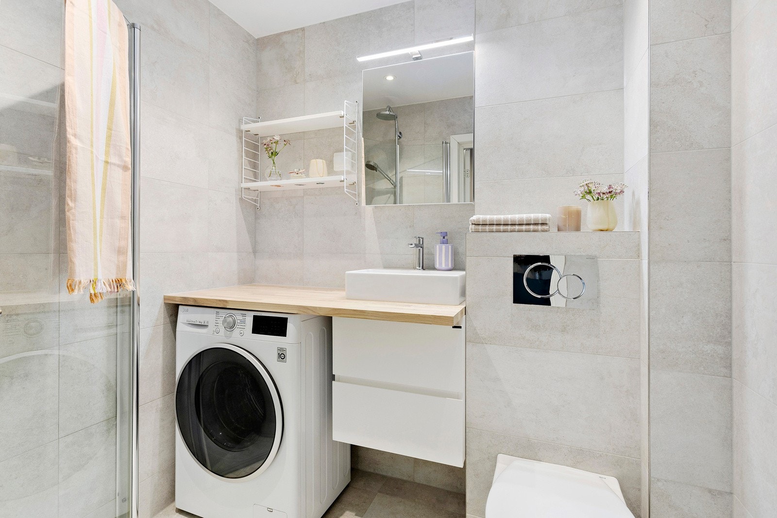 Bad fra 2019 med flislagte overflater og varme i gulv. Galleribilde