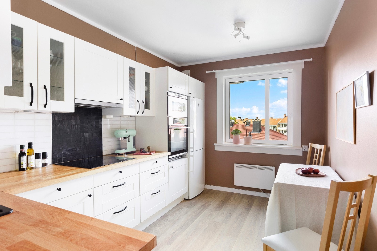 Lyst og tidløst kjøkken med opplegg for oppvaskmaskin, samt integrert stekeovn og keramisk platetopp. Galleribilde