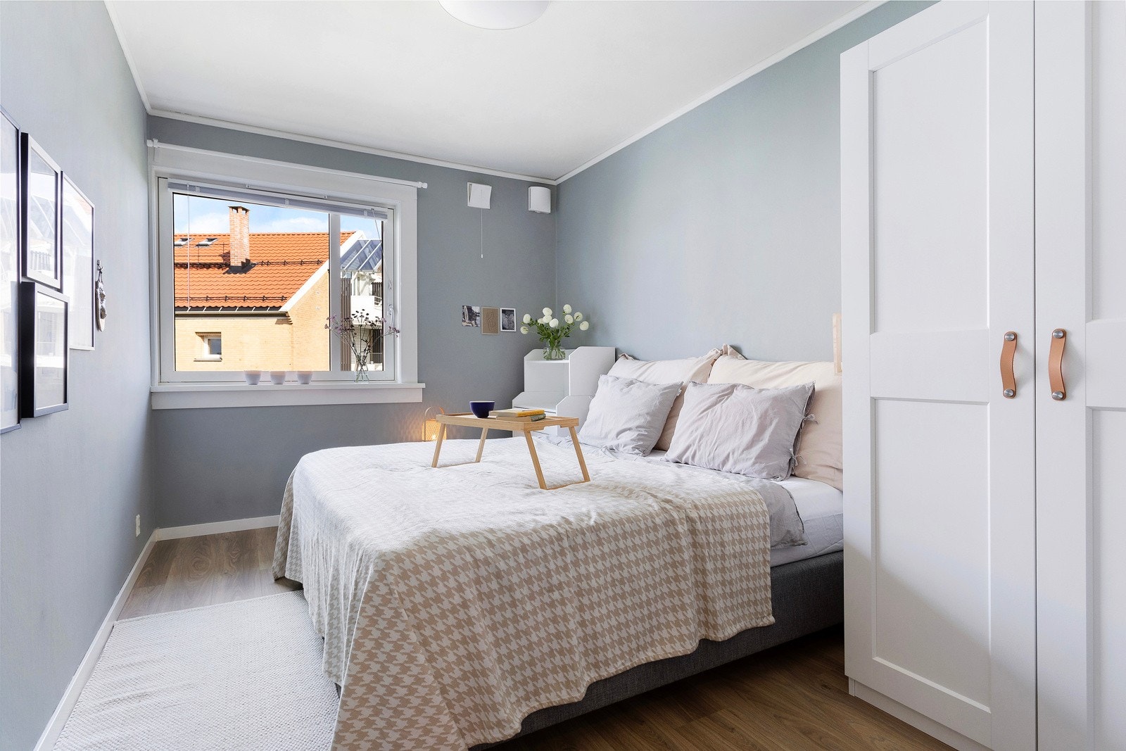 Hovedsoverom av god størrelse med plass til dobbeltseng, nattbord og garderobeskap. Galleribilde