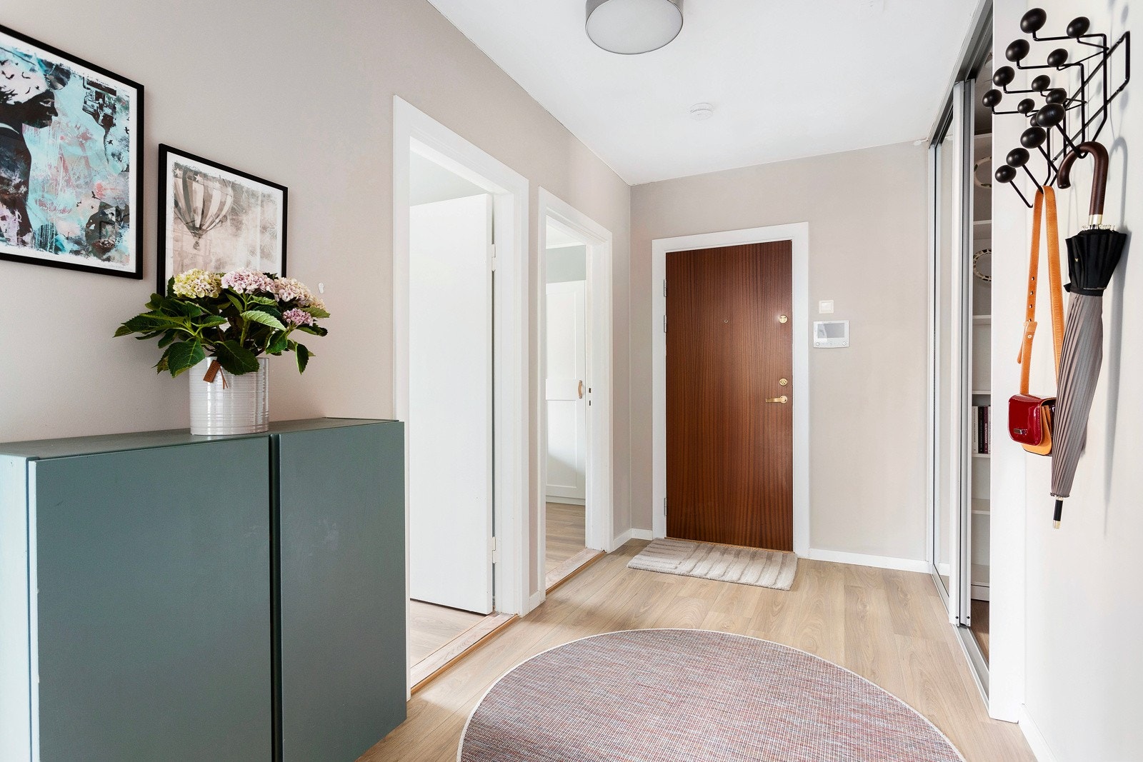 Luftig entré med oppbevaringsplass i praktisk bod. Galleribilde