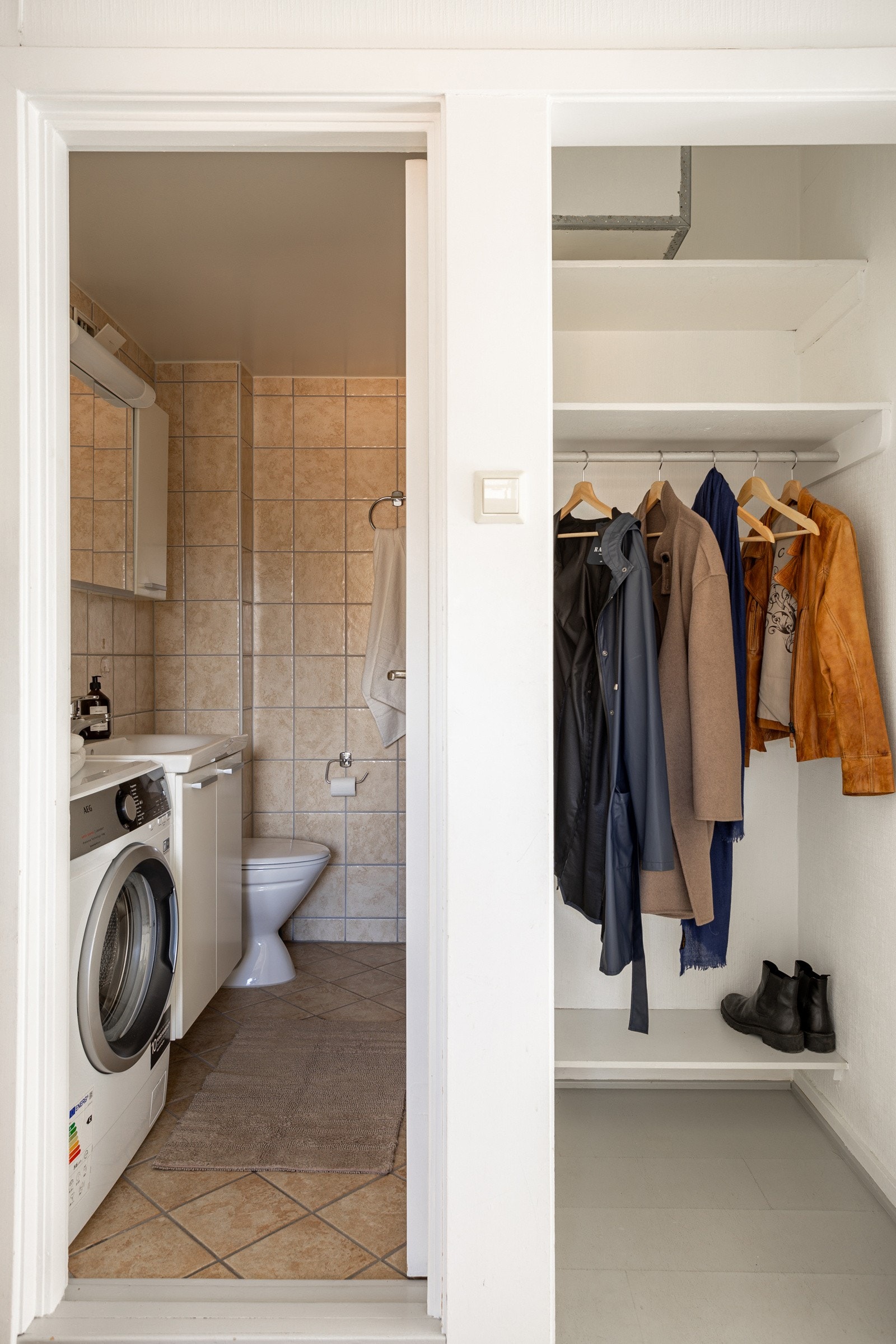 Garderobe i entre. I tillegg disponerer leiligheten en bod i kjeller og har tilgang på felles sykkelrom. Galleribilde