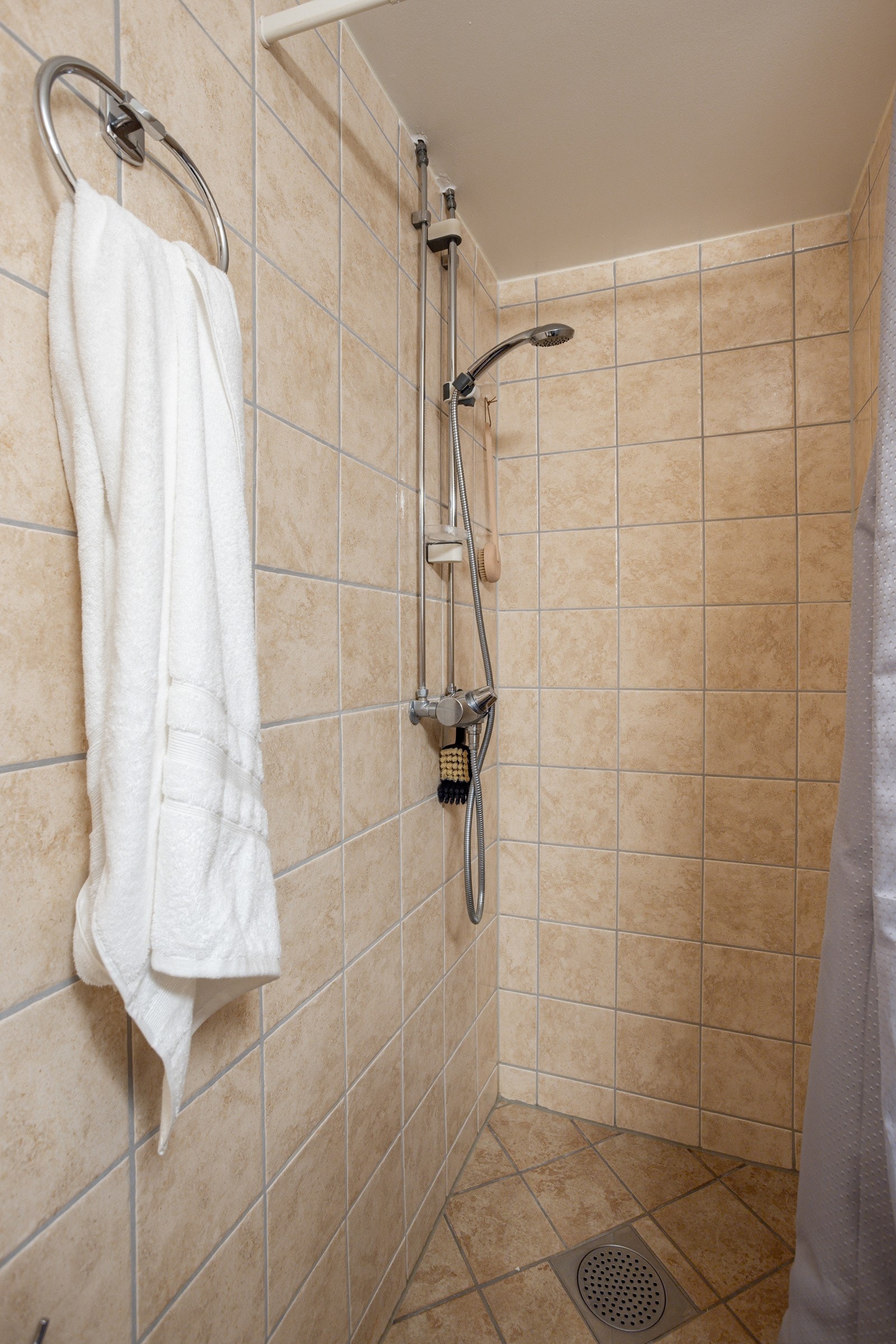 Badet har en romslig dusjnisje. Galleribilde