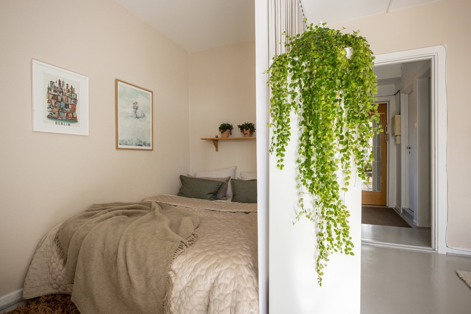Sovealkoven er 2meter bred så det er god plass til stor dobbeltseng om ønskelig. Galleribilde
