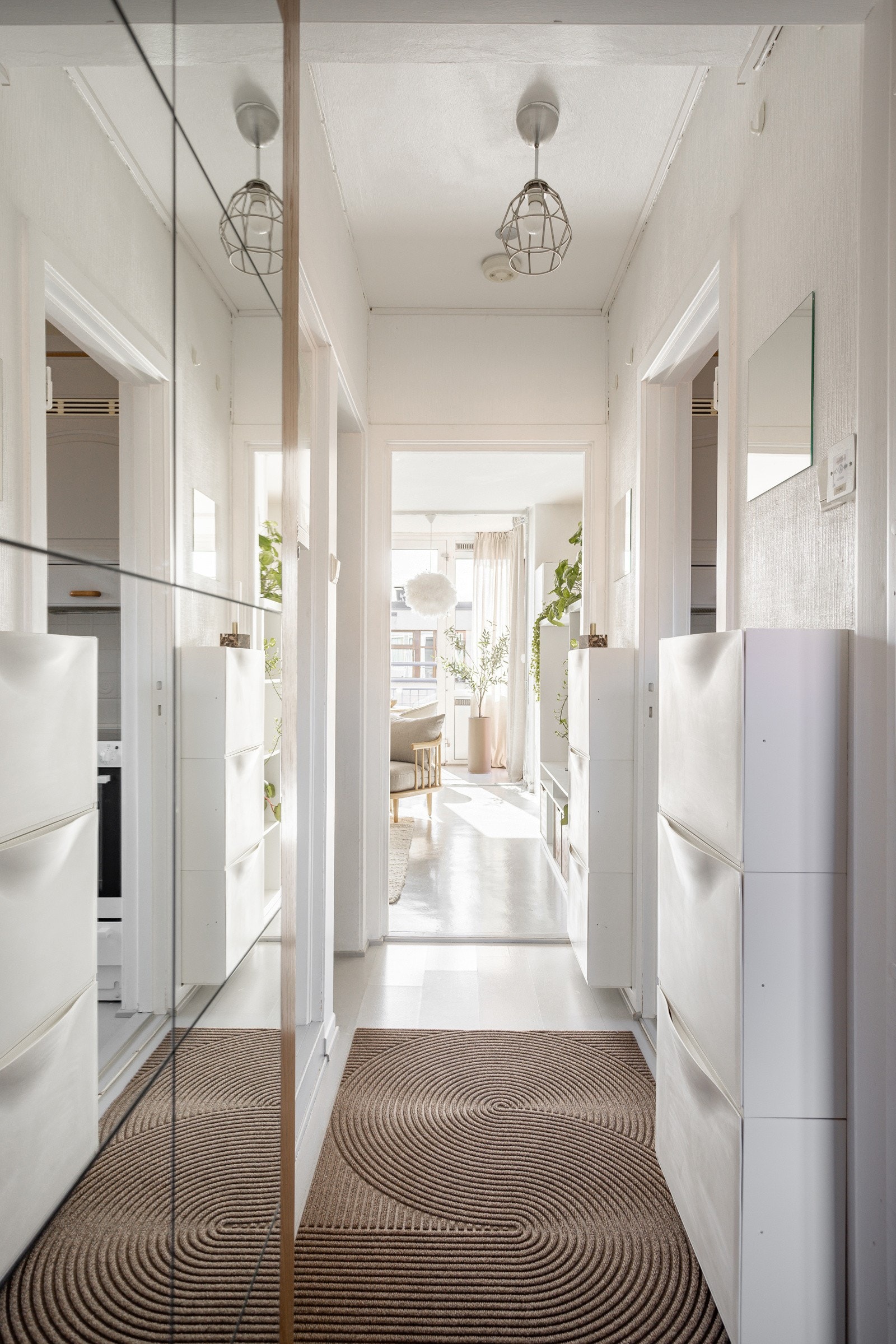 Entre med flere skoskap og en åpen garderobe for lagringsplass. Galleribilde