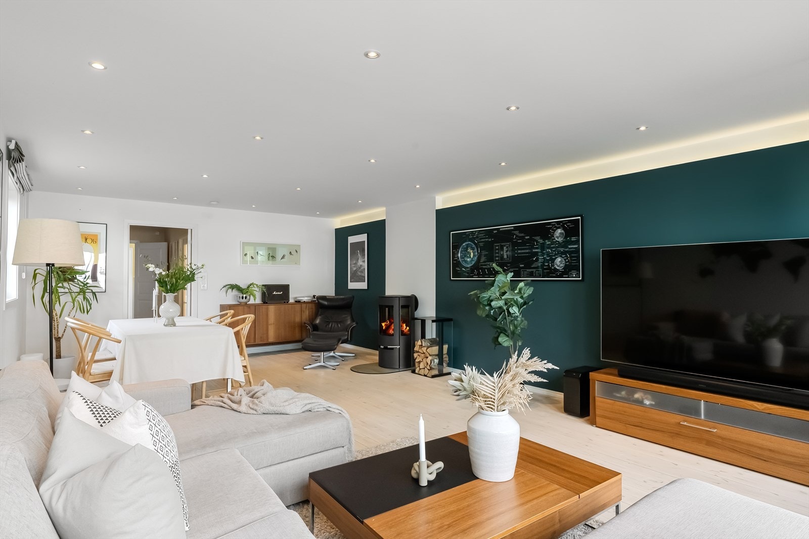 Legg merke til lysdetaljene over kontrastveggen til høyre Galleribilde