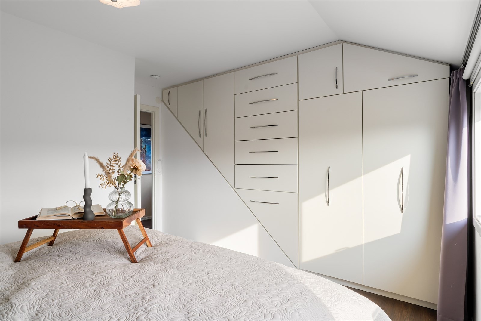 Hovedsoverommet har godt utnyttet og stedbygd garderobeløsning Galleribilde