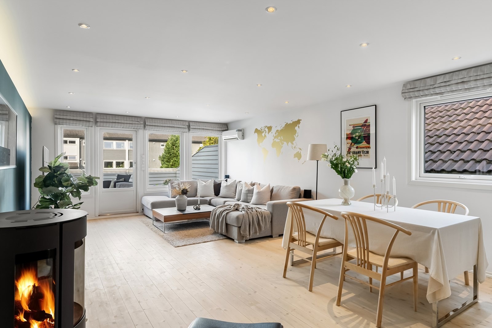 Lys og åpen stue med utgang til koselig balkong Galleribilde