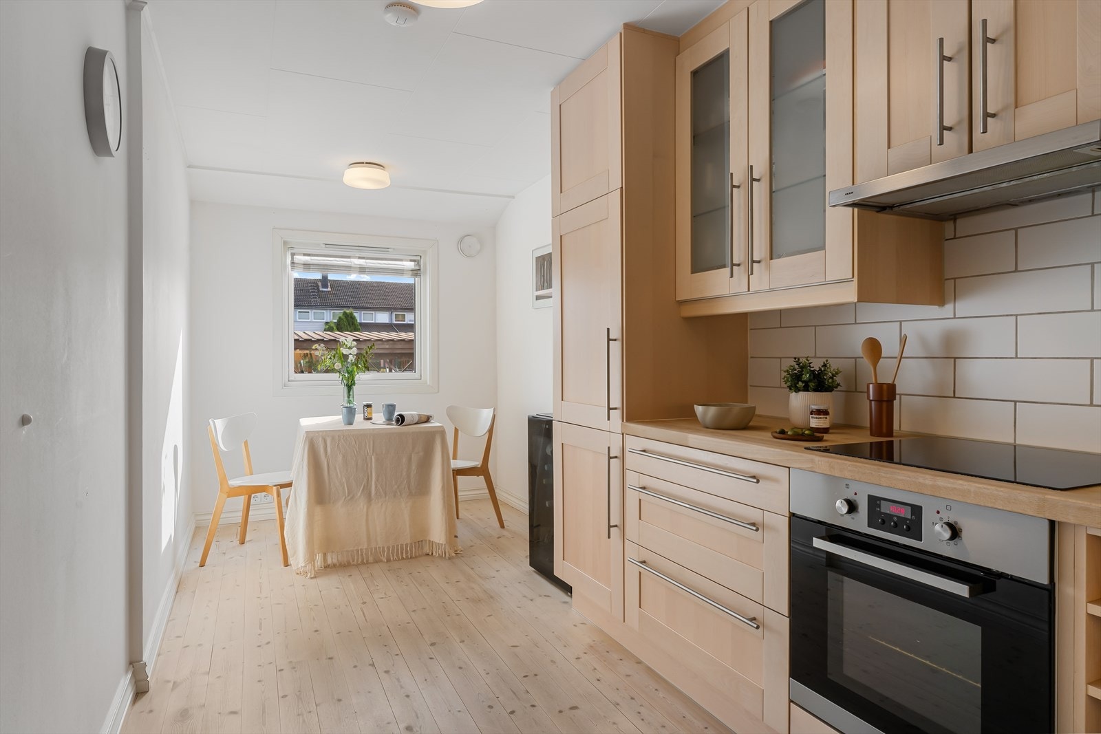 Det er også plass til et koselig frokostbord på kjøkkenet Galleribilde