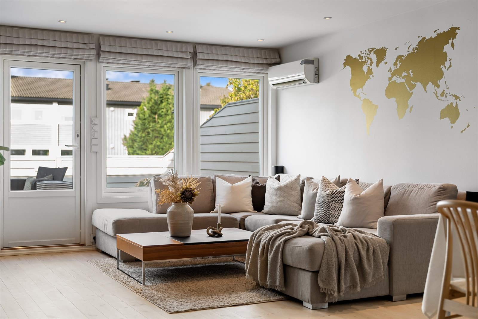 Stua har god plass til både sofagruppe og spisebordgruppe Galleribilde