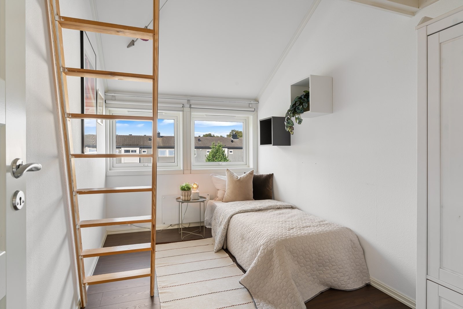 Soverom nr. 2 med stige opp til hems Galleribilde