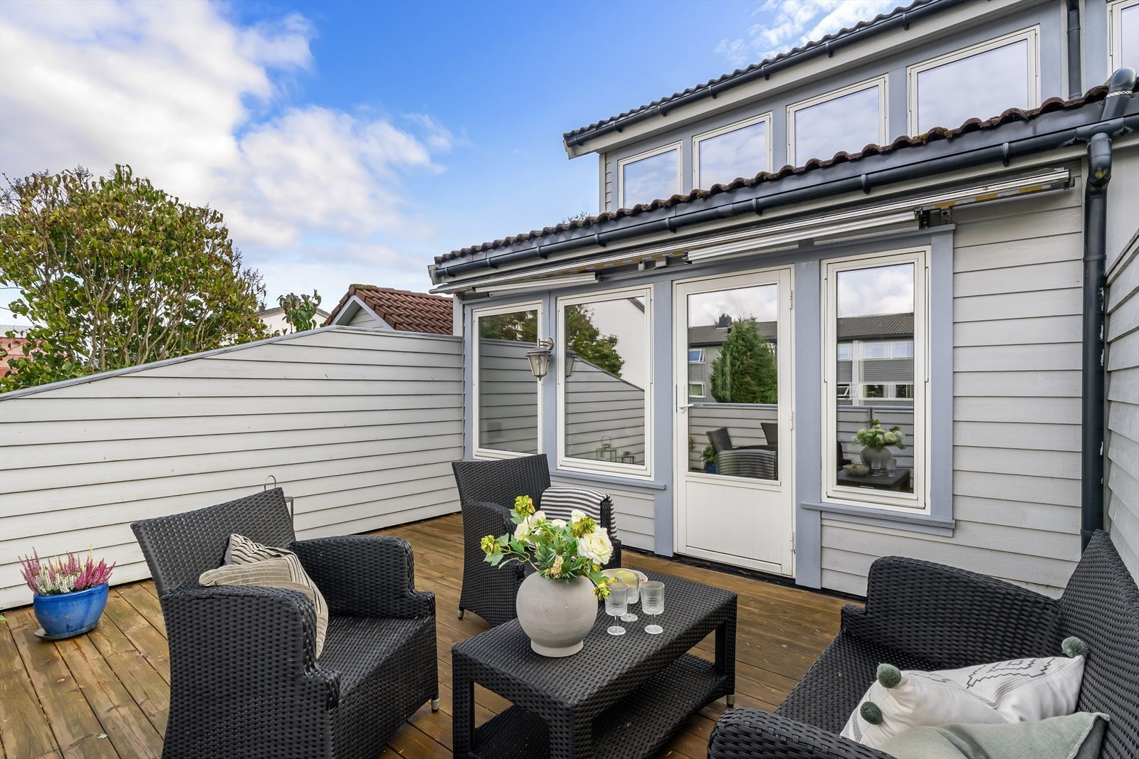 Boligen har en skjermet og koselig uteplass på baksiden Galleribilde