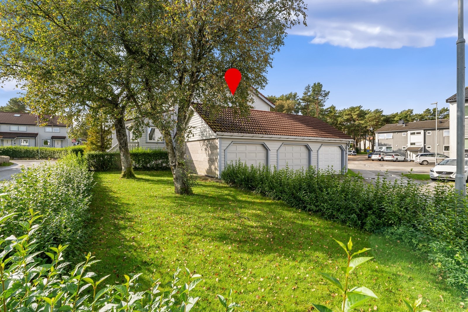 Tilhørende garasje rett ved boligen. Garasjen til venstre hører til boligen Galleribilde