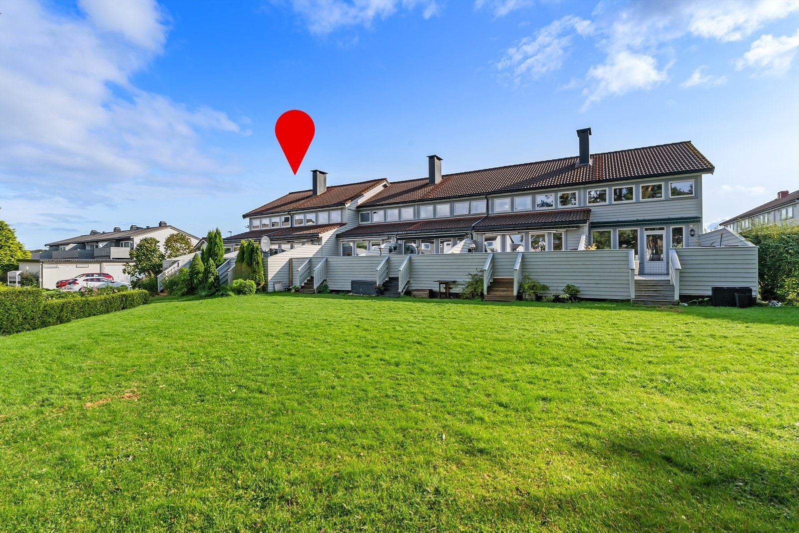 Rolig og grønt fellesområde på baksiden Galleribilde