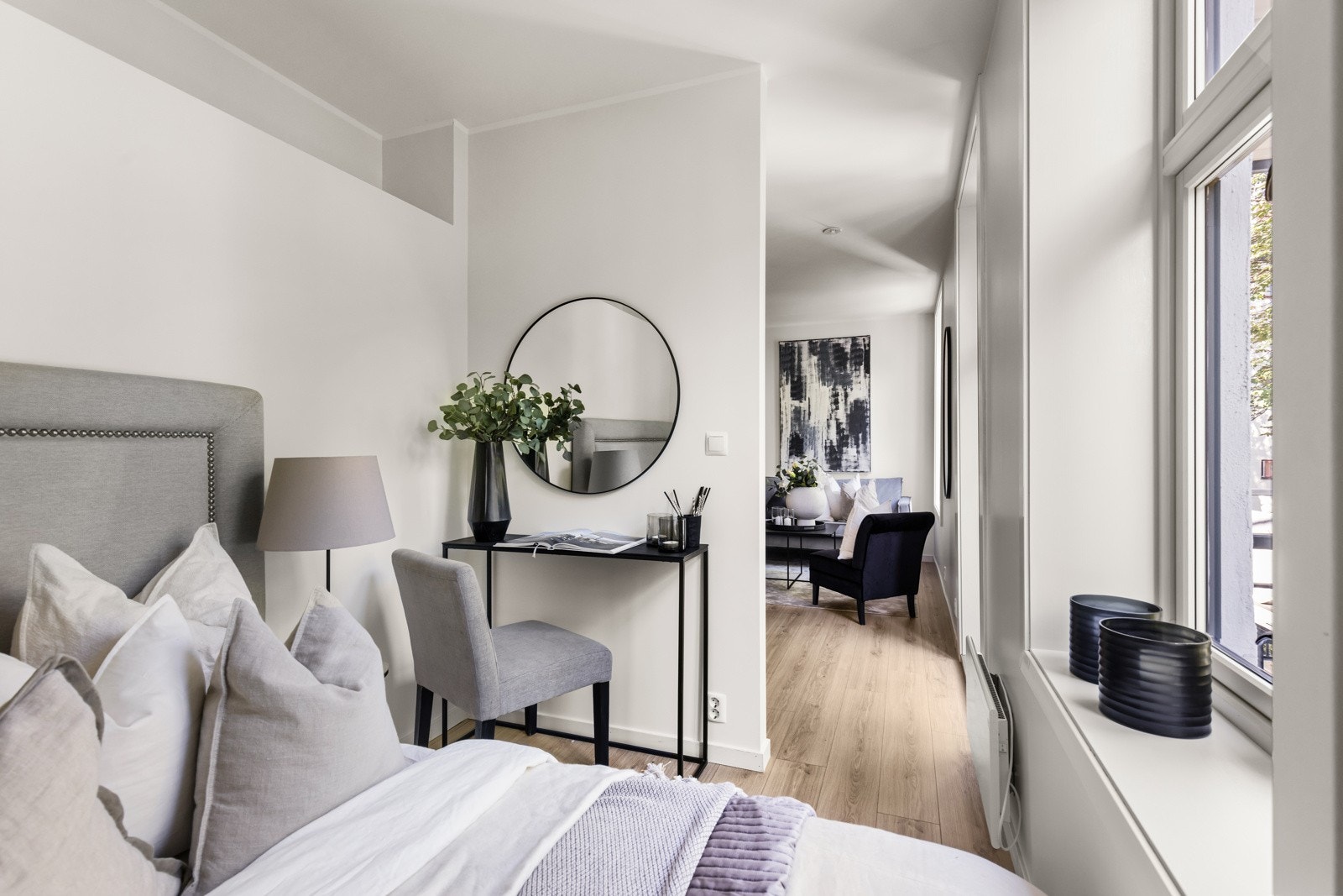 Fra stuen er det i dag åpent inn til sovealkoven/ soverommet, men det kan enkelt gjøres om til et eget rom ved å for eksempel sette inn en skyvedør. Galleribilde