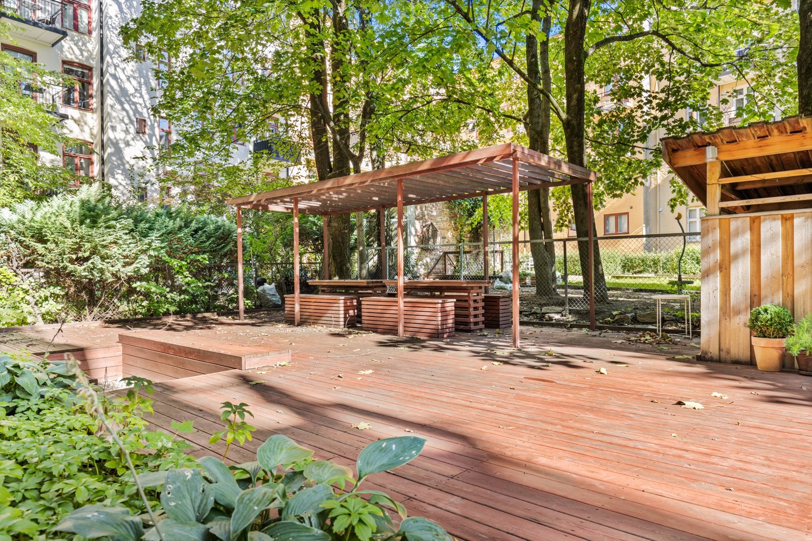 Borettslaget har en hyggelig, frodig og opparbeidet bakgård med plassbygde sittemøbler, pergola, gressplen og sykkelparkering. Galleribilde