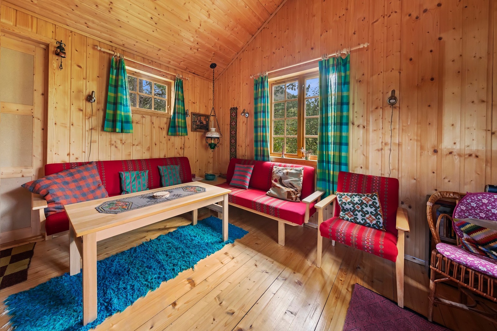 Hytten har lakkert tregulv, veggflater med trepanel, samt trepanel i innvendig tak Galleribilde