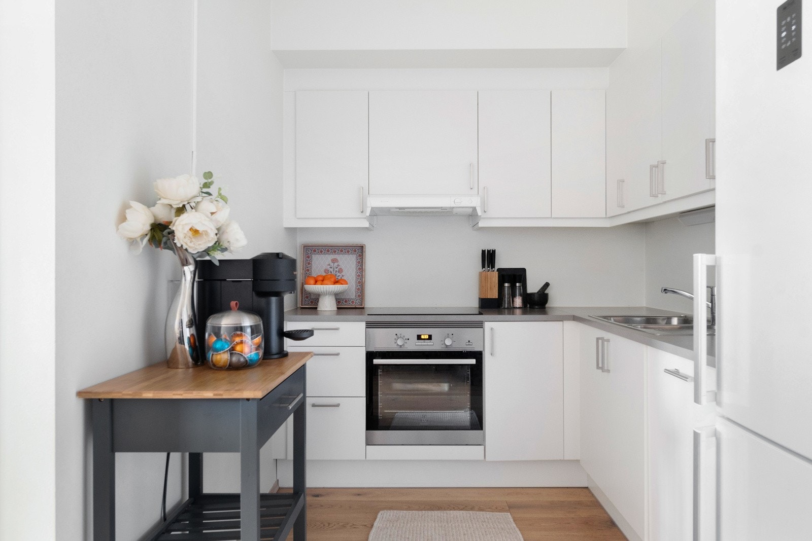 Kjøkkenet har slette fronter med benkeplate av laminat. Galleribilde